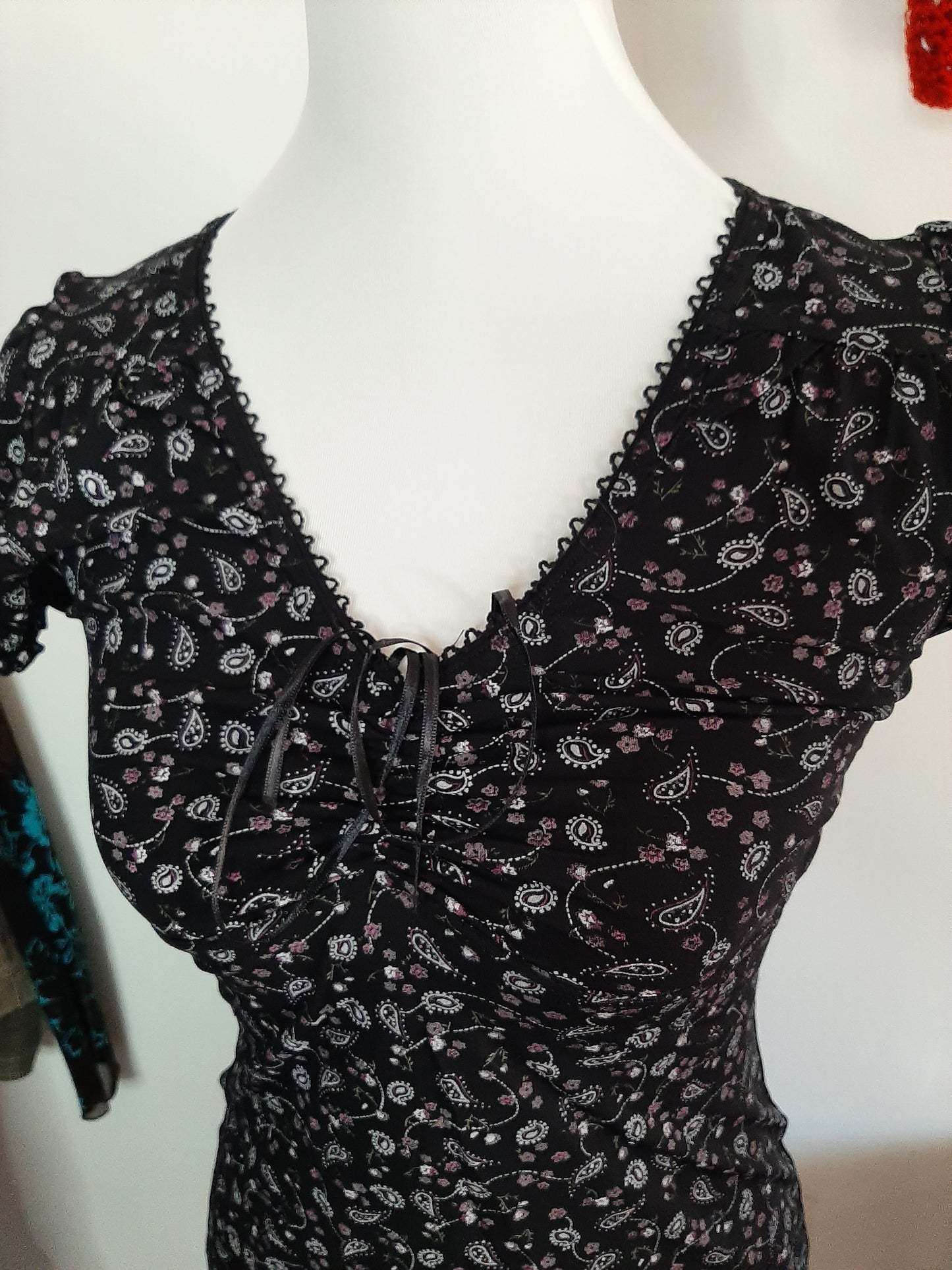 Robe noir motif fleuri rose