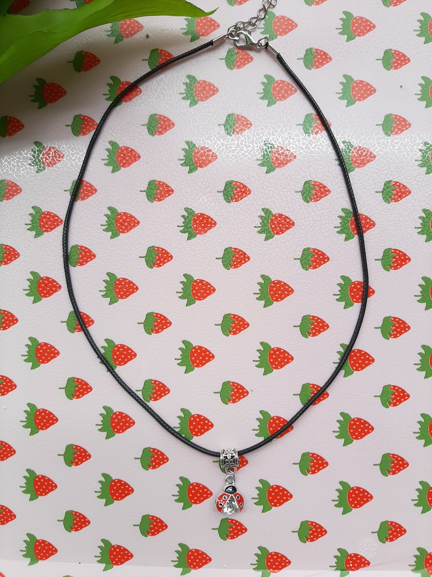 Collier cordon noir coccinelle