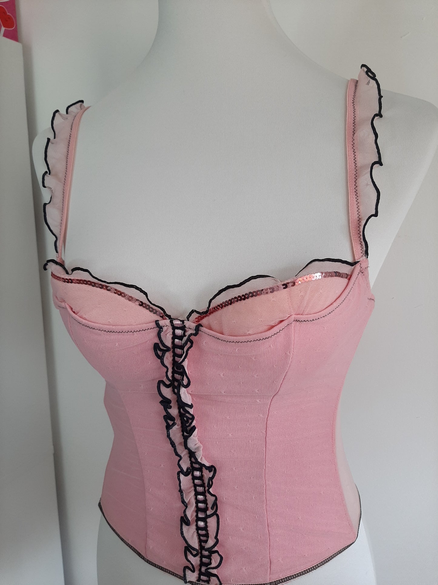 Corset rose et noir avec froufrou