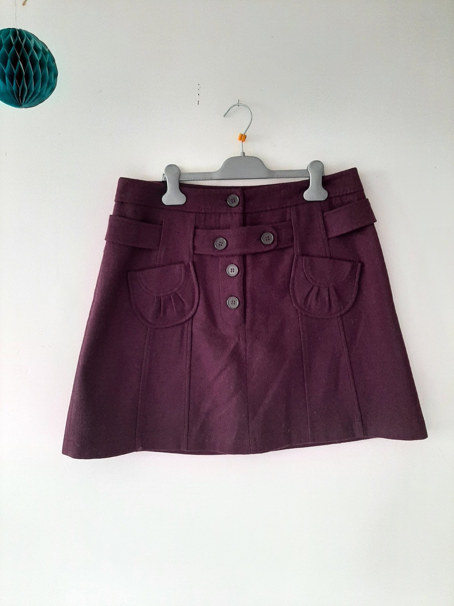 Jupe épaisse violette avec ceinture et boutons