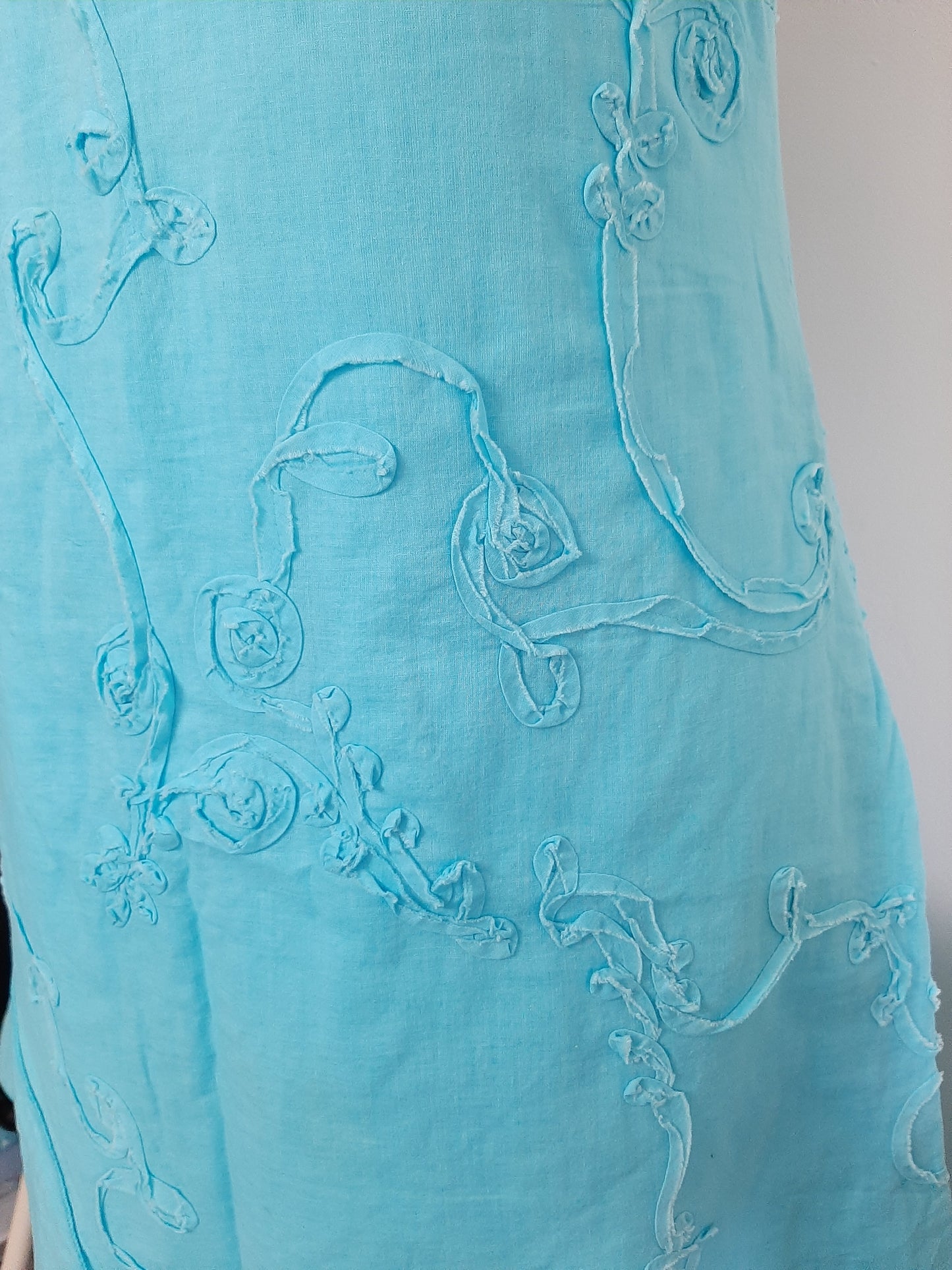 Longue robe bleu avec broderie fleuri