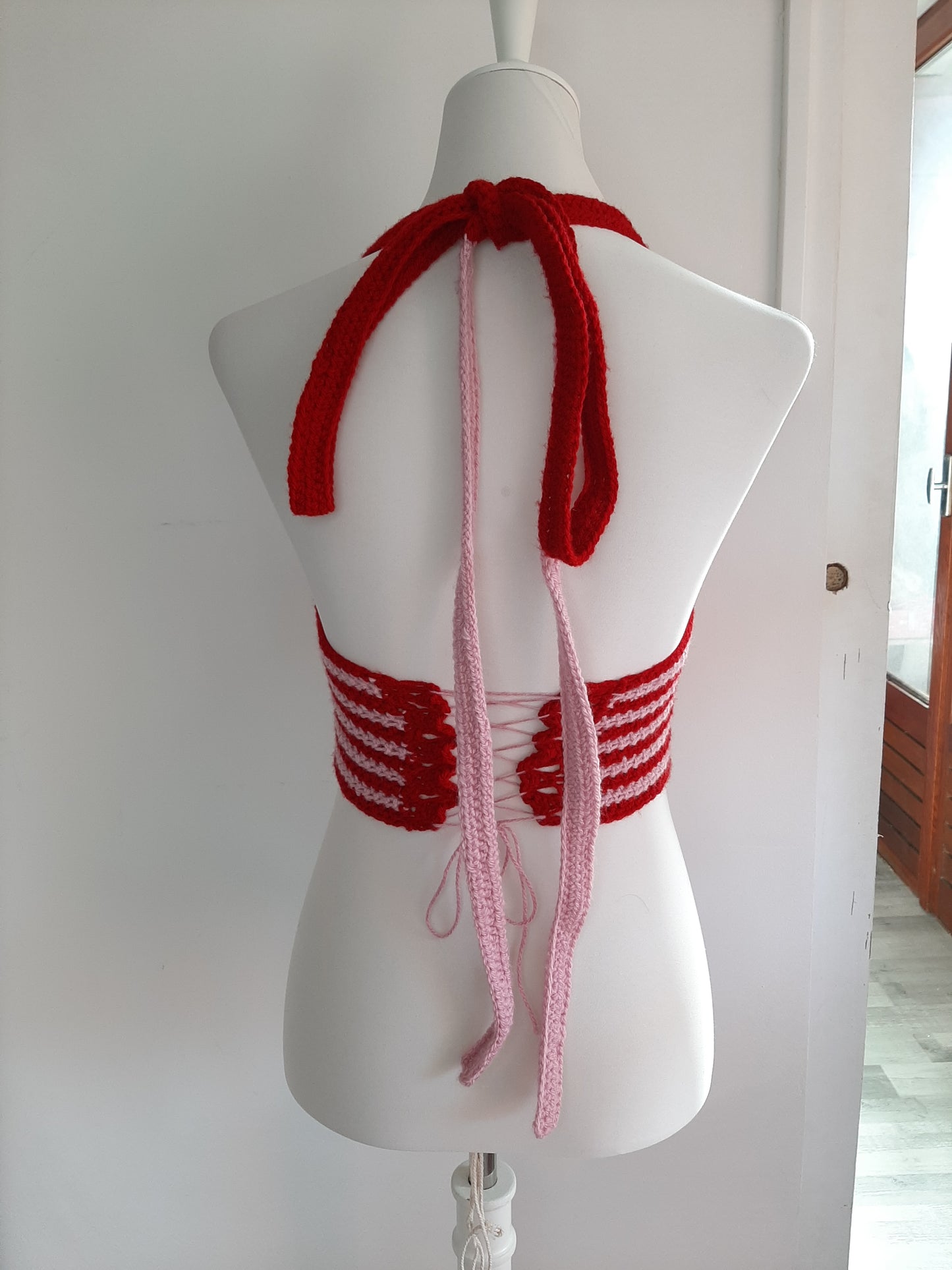 Top en crochet rouge et rose