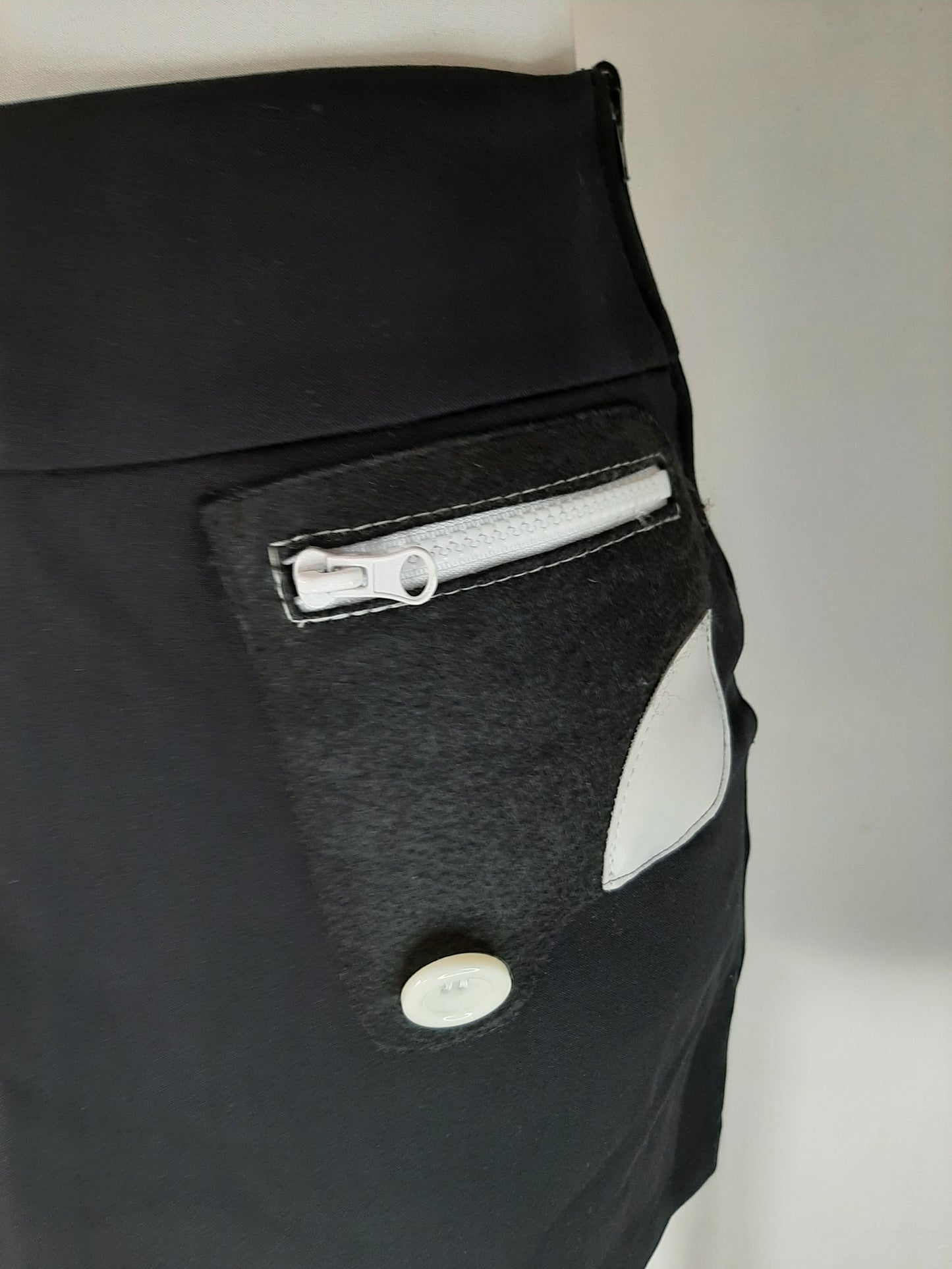 Mini jupe noir avec boutons blanc et poche