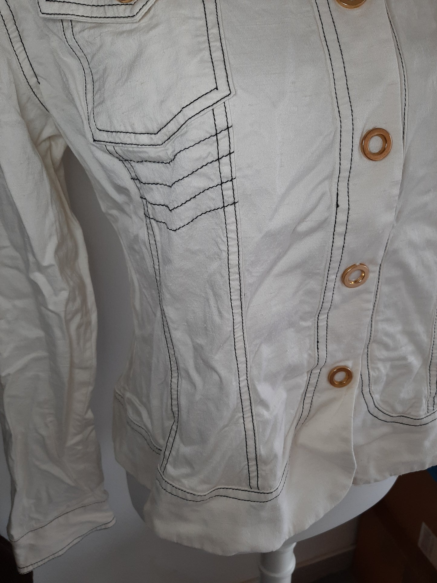 Veste blanche avec noeud en dentelle dans le dos