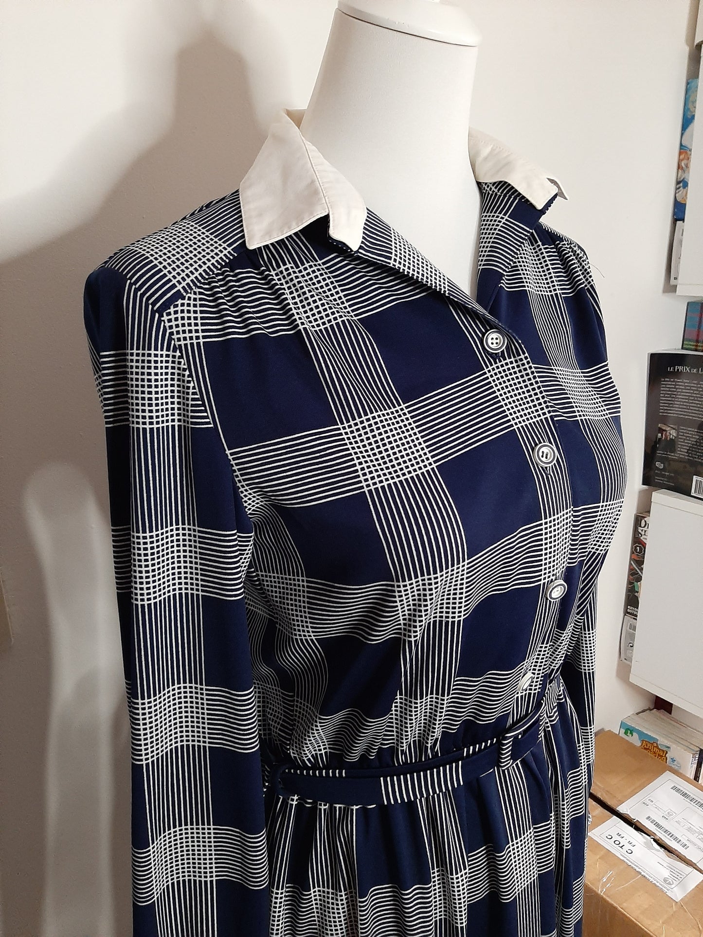 Robe à carreaux bleu marine et blanc avec sa ceinture