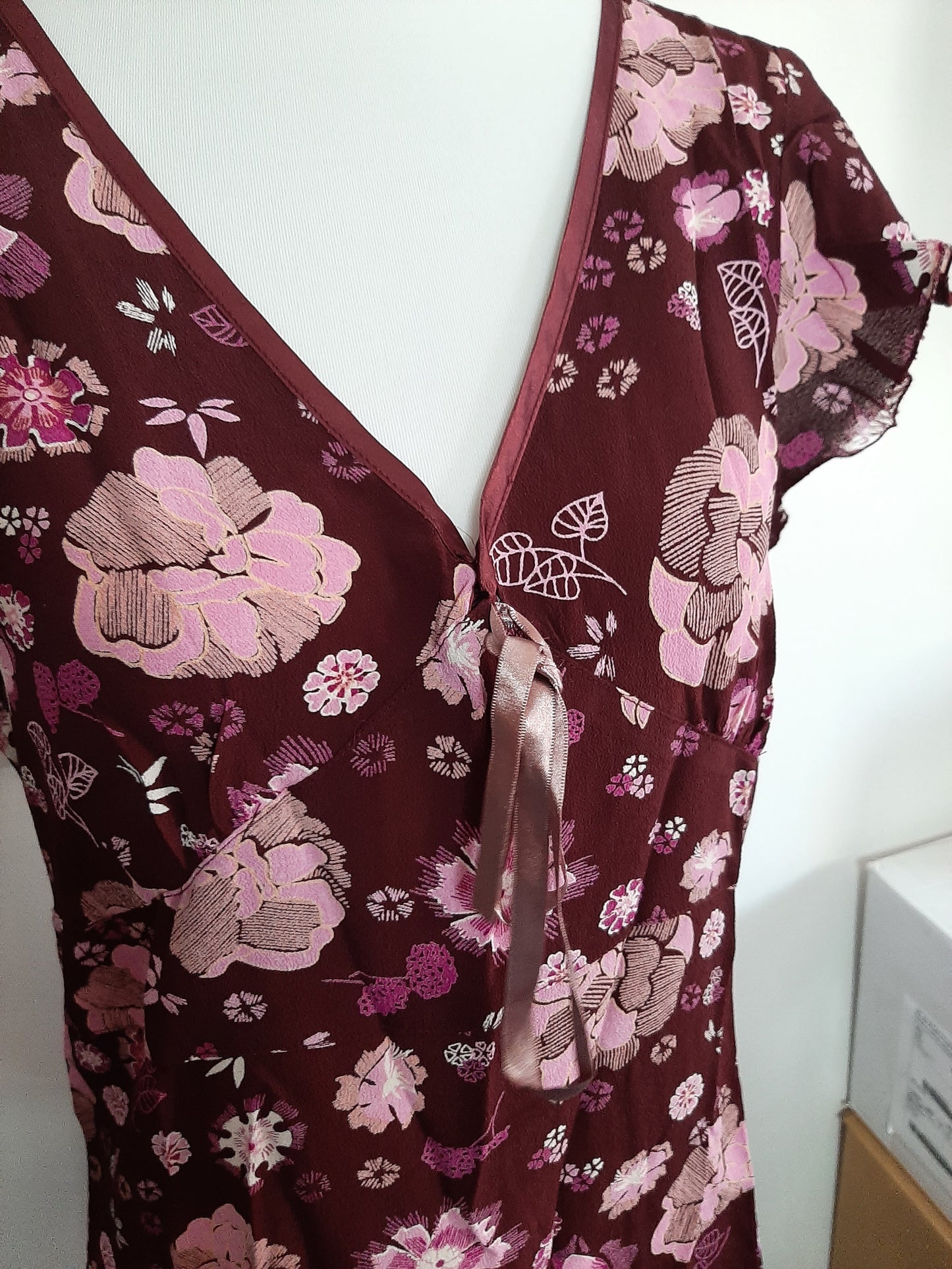 Robe violette motif fleuri rose