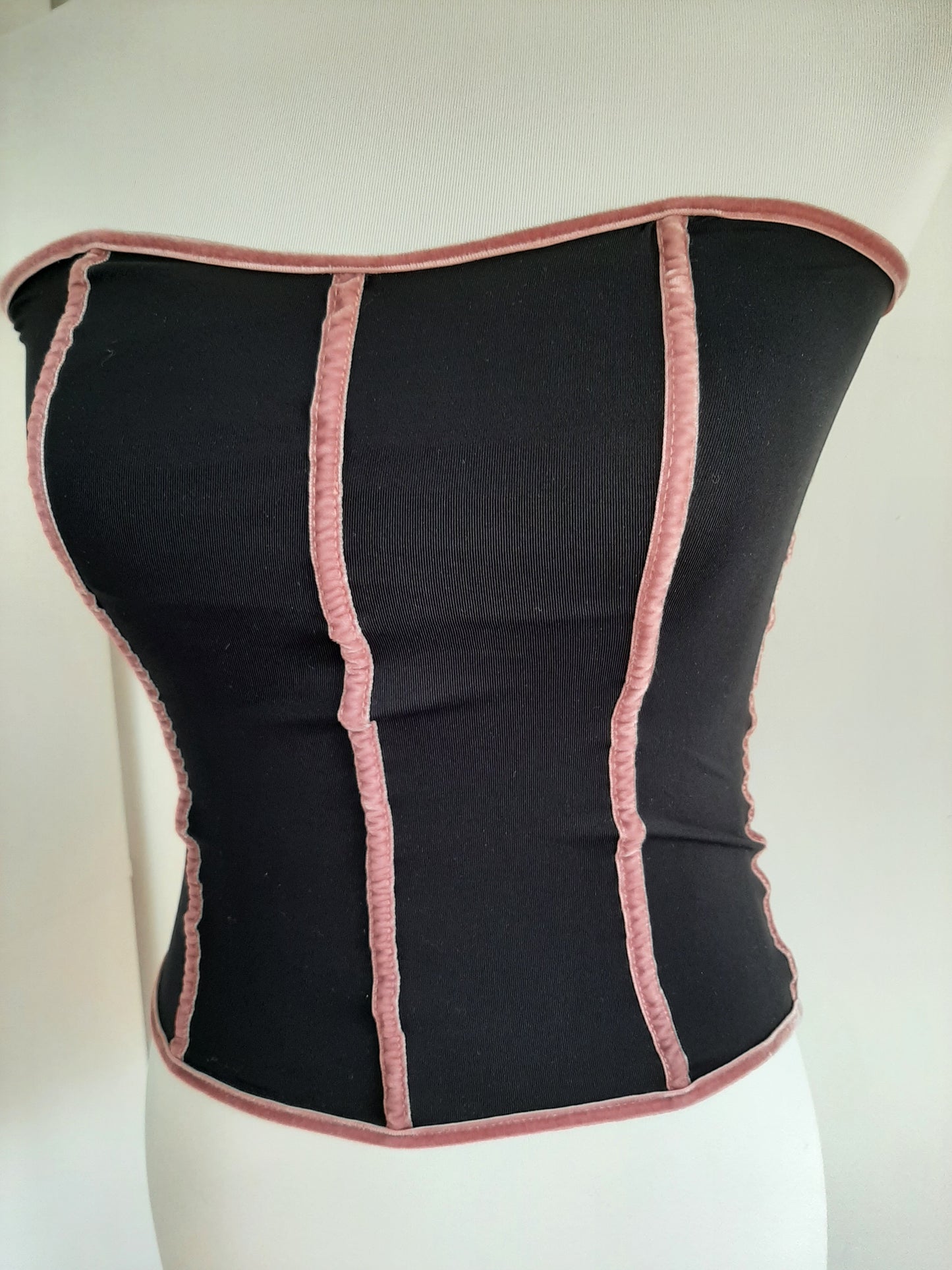 Bustier noir et rose avec lassage