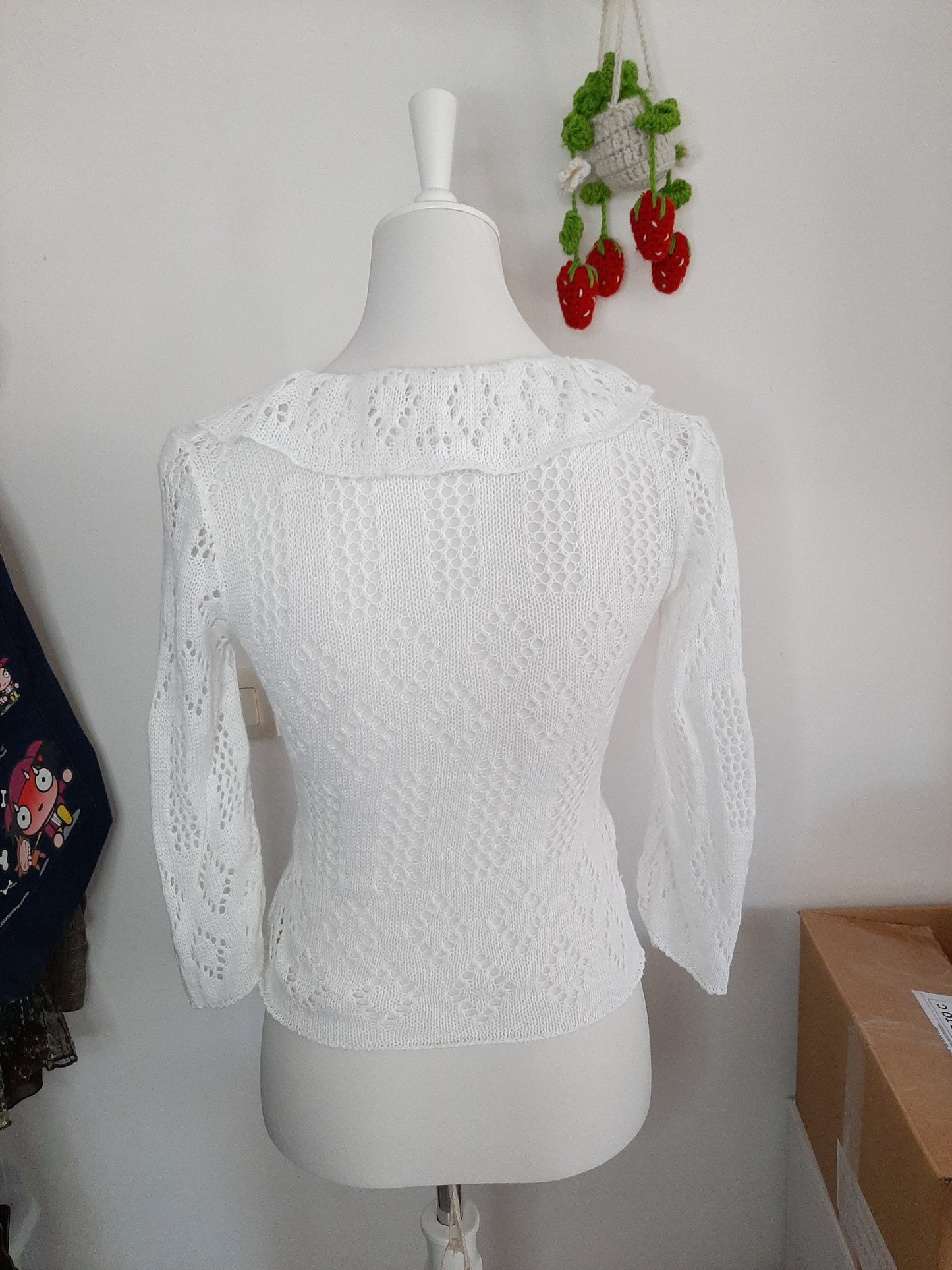 Pull fin blanc à trou