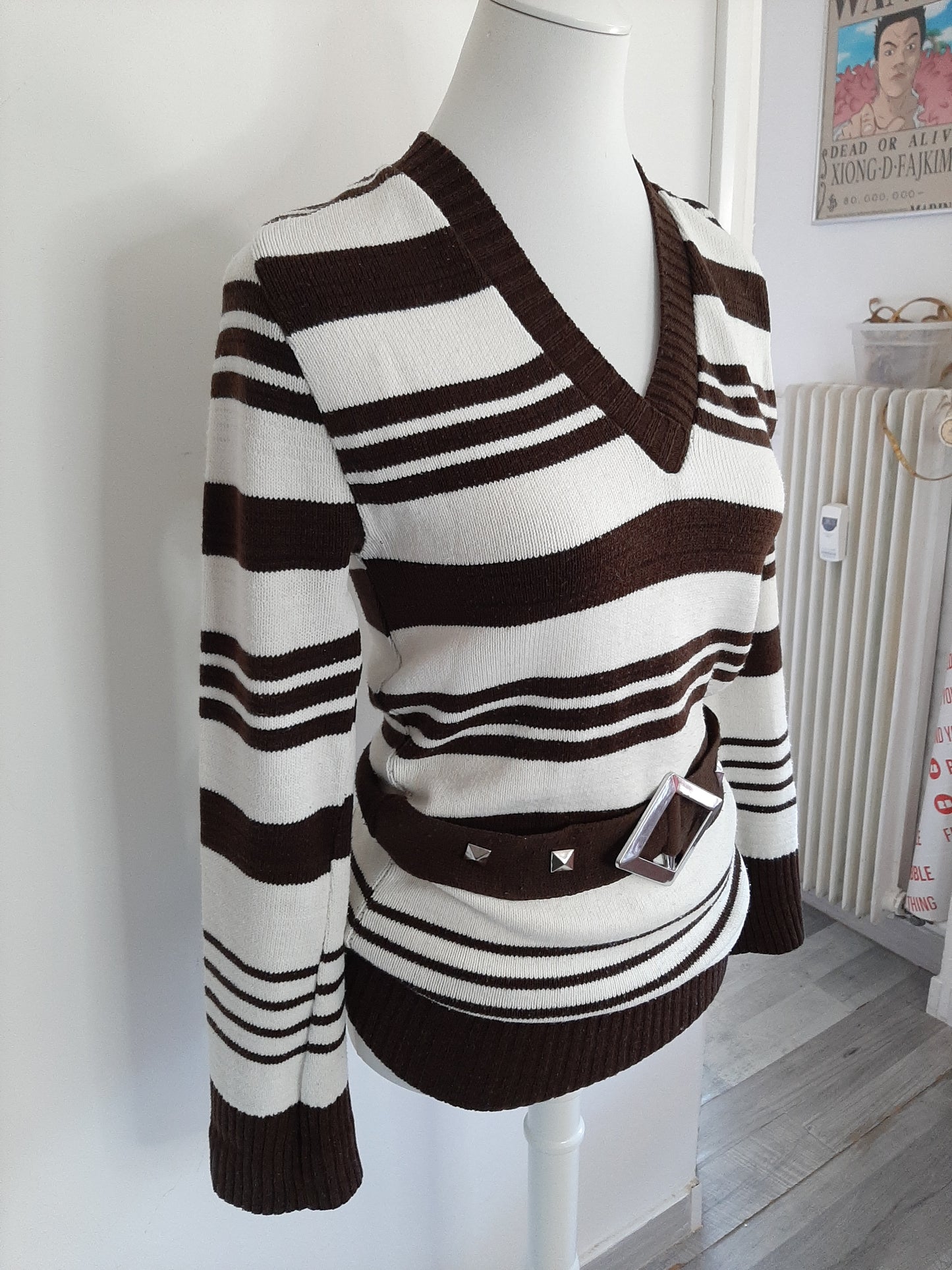 Pull à rayure blanche et marron avec ceinture