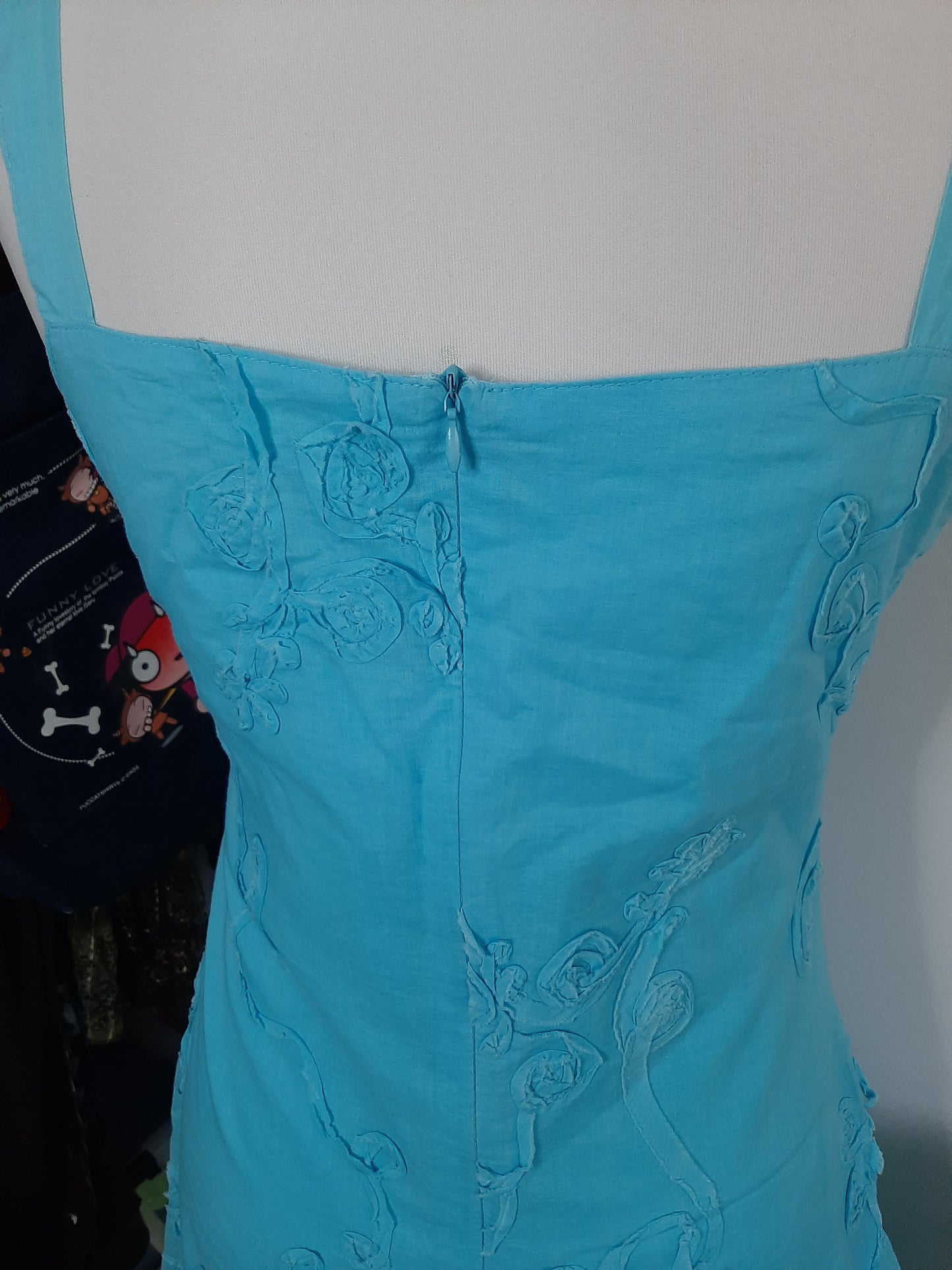 Longue robe bleu avec broderie fleuri