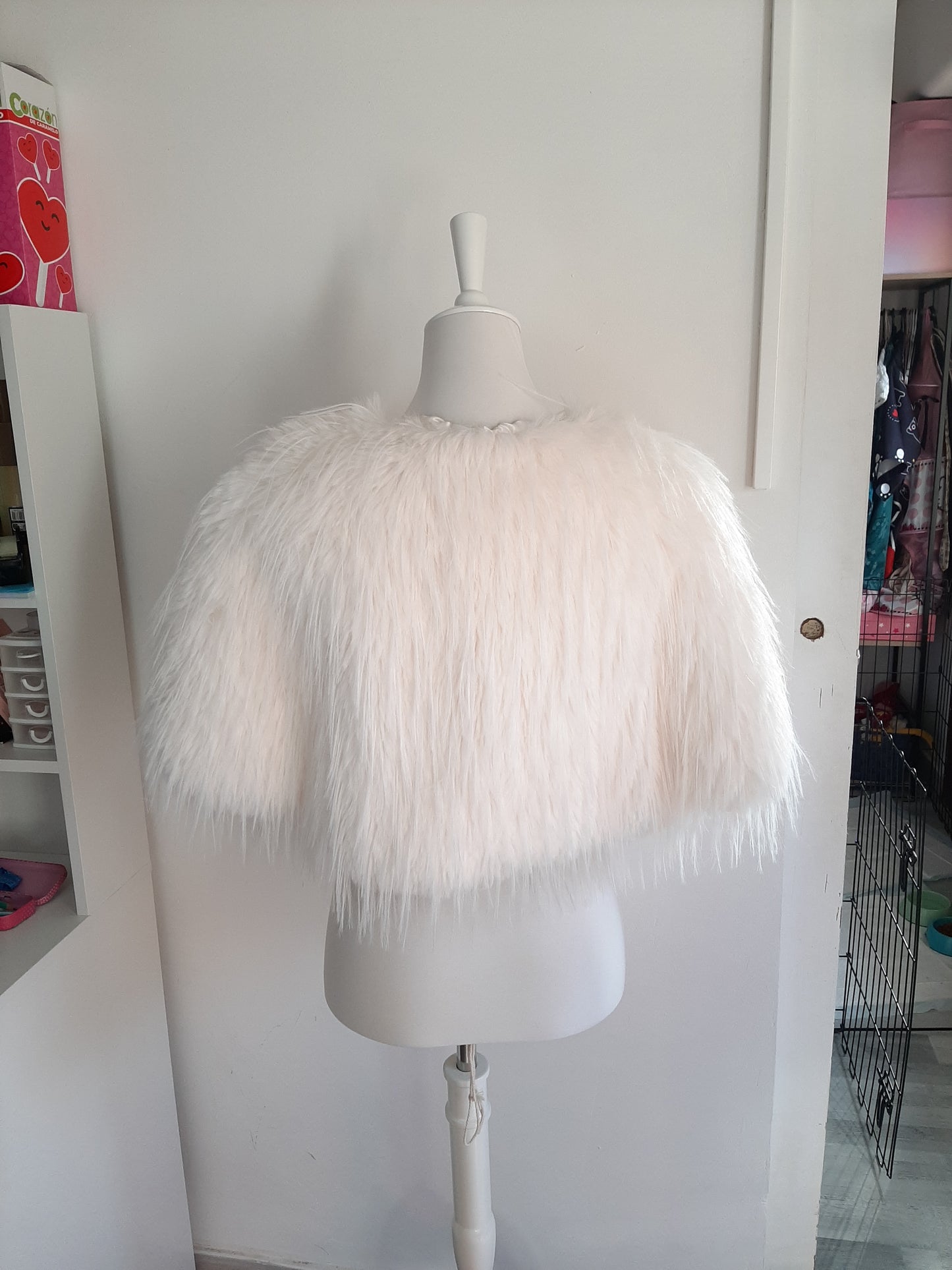 Cape en fausse fourrure blanche