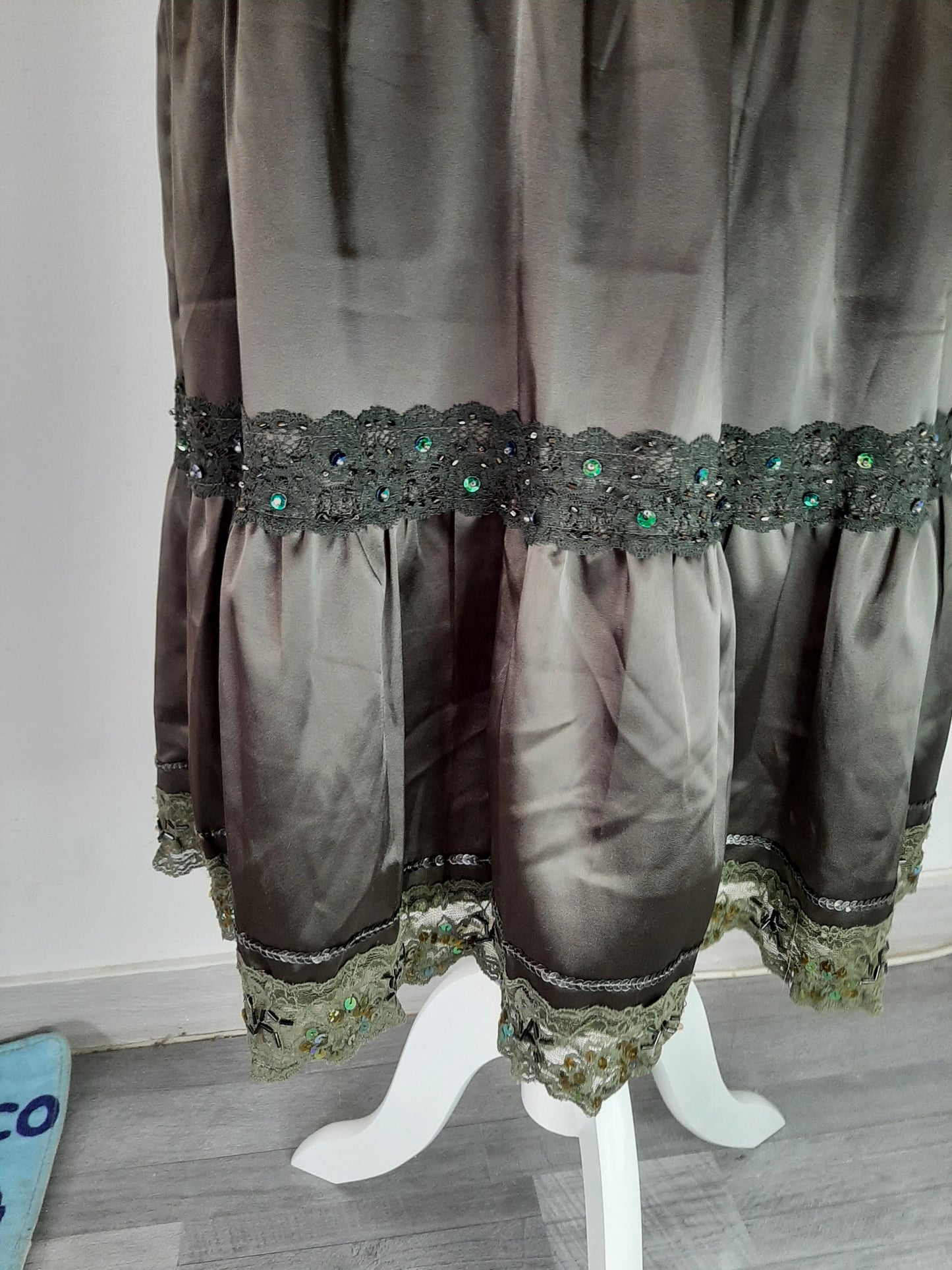 Jupe mi-longue marron en satin avec dentelle et strass