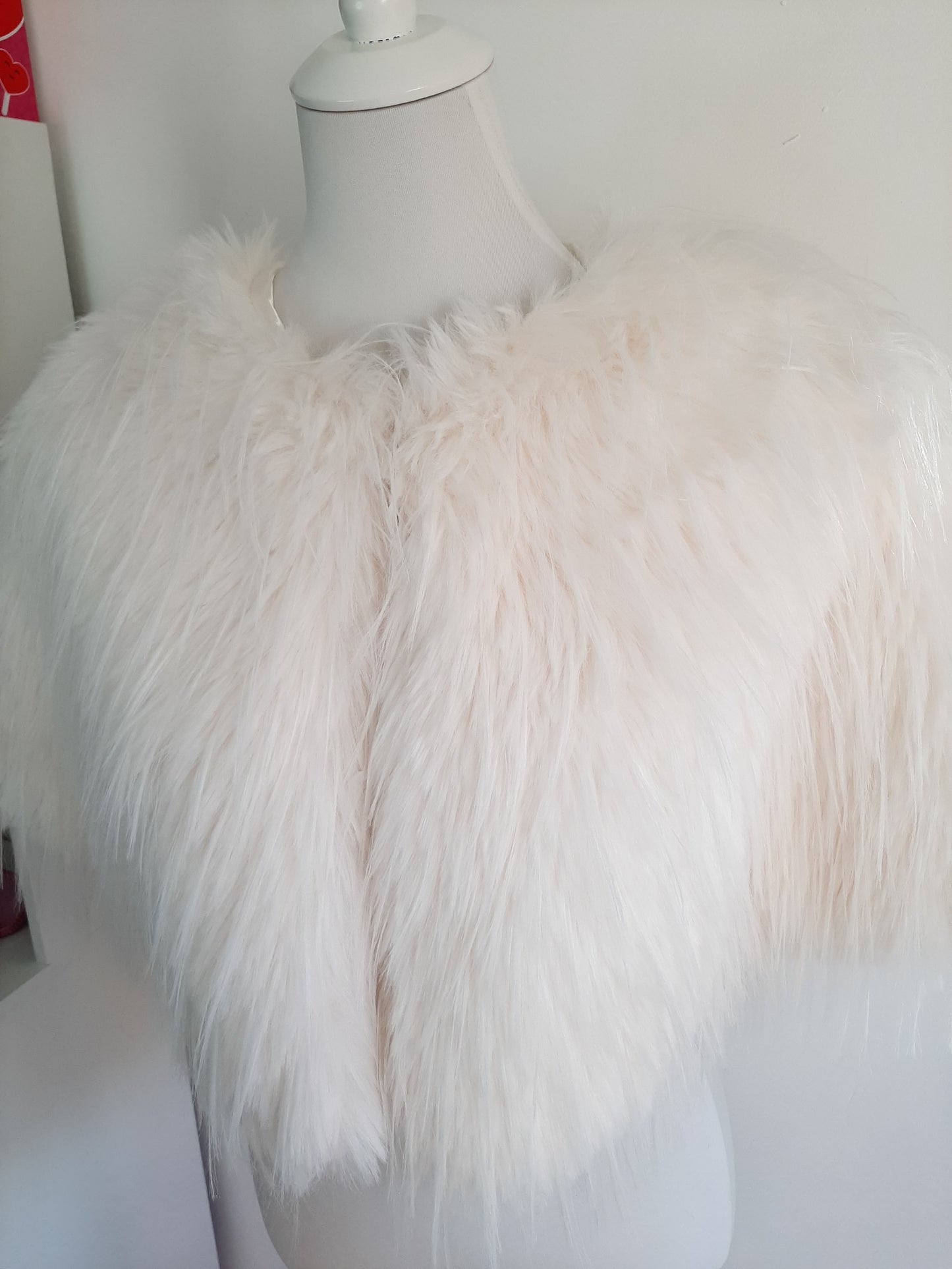 Cape en fausse fourrure blanche