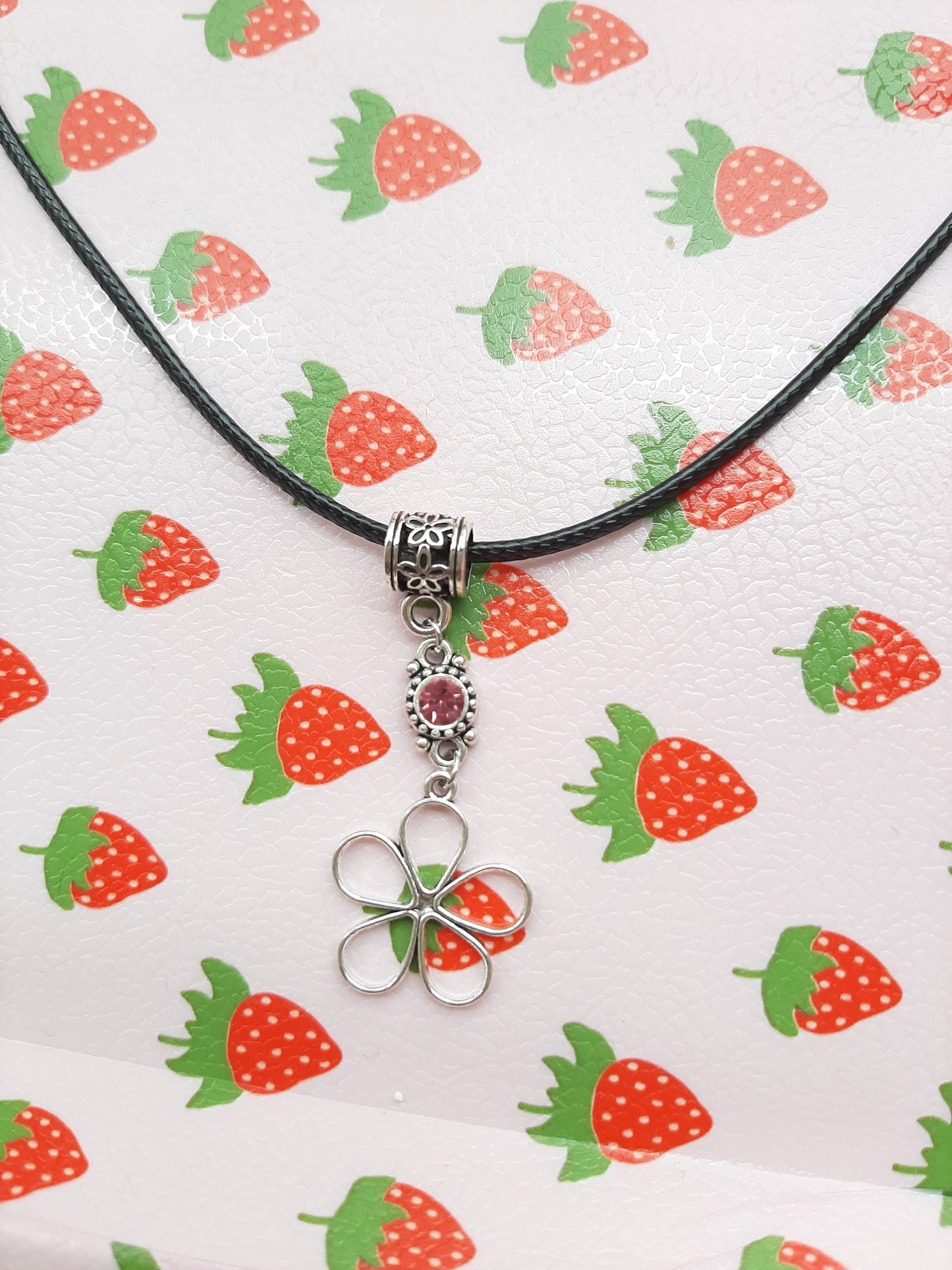 Collier cordon noir et fleur en métal