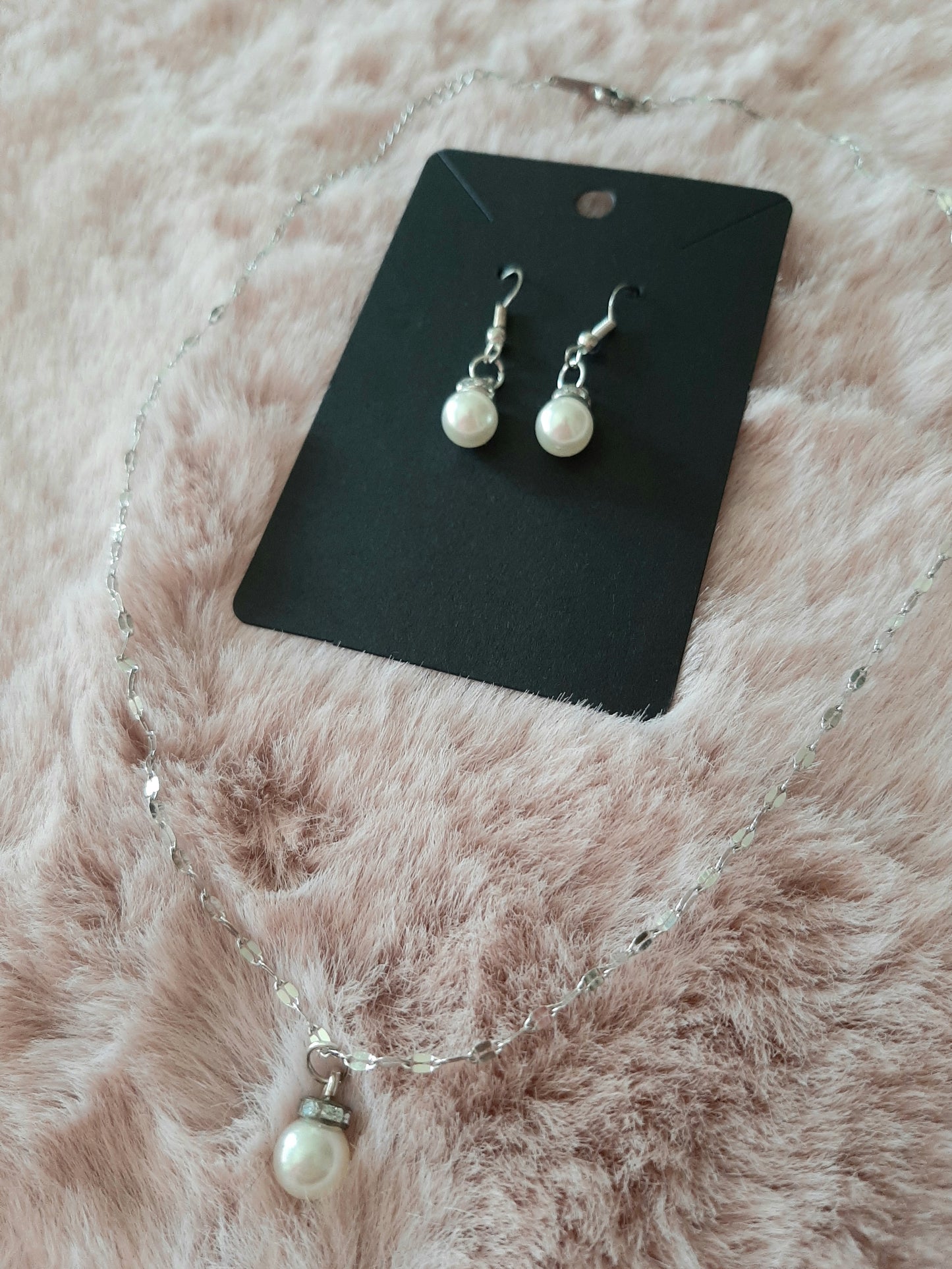 Ensemble bijoux collier et boucles d'oreilles perle