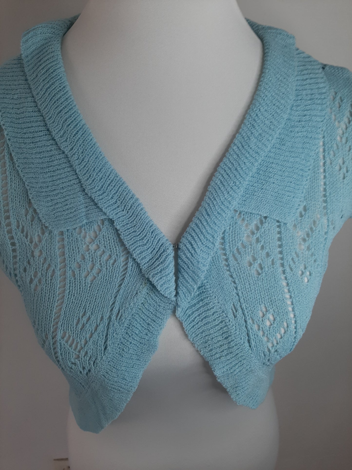 Cardigan bleu manche courte avec broderie