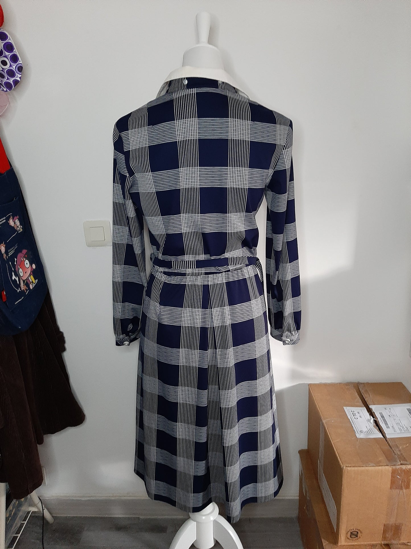 Robe à carreaux bleu marine et blanc avec sa ceinture