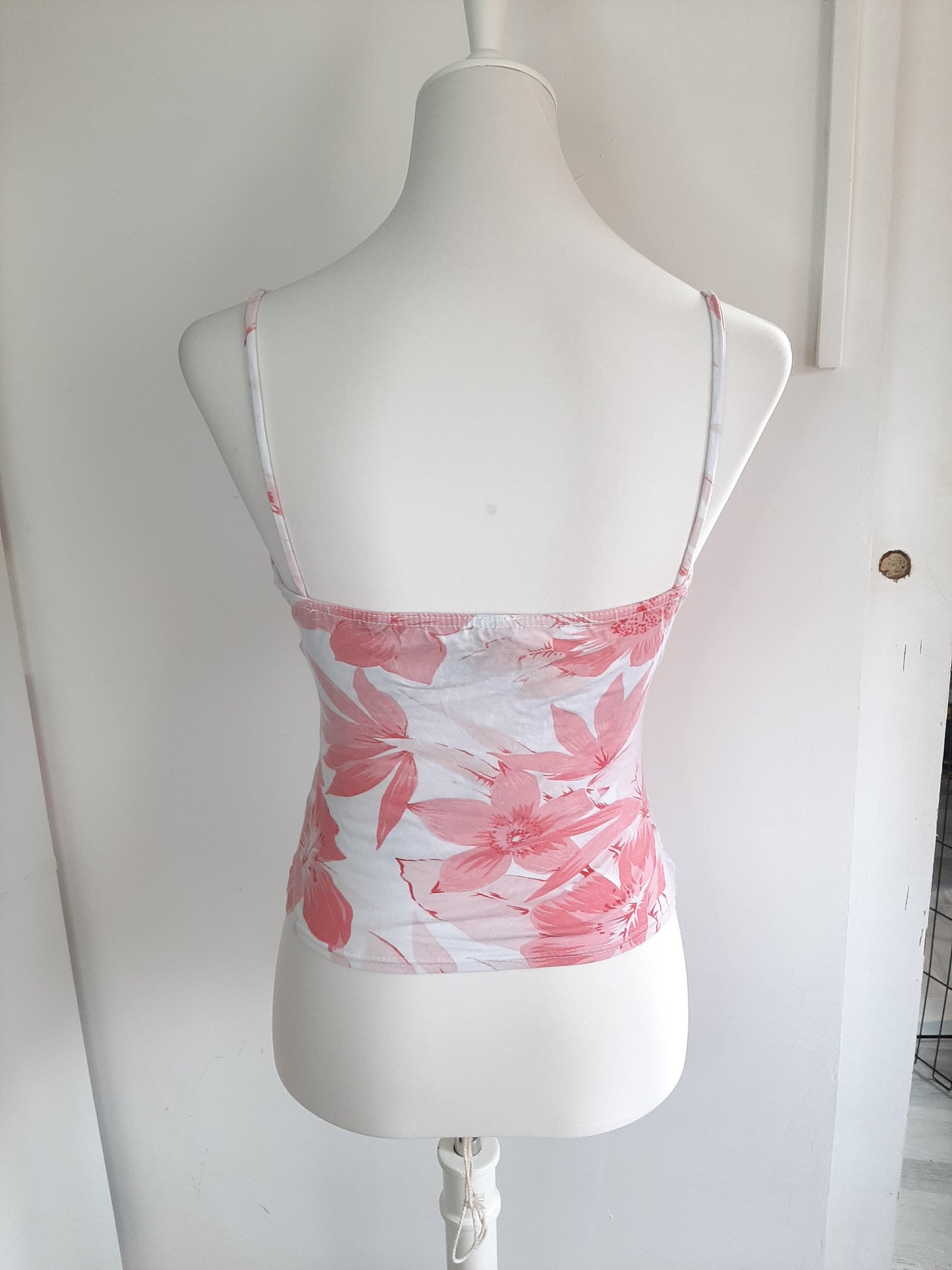 Top à bretelle blanc motif fleuri rose