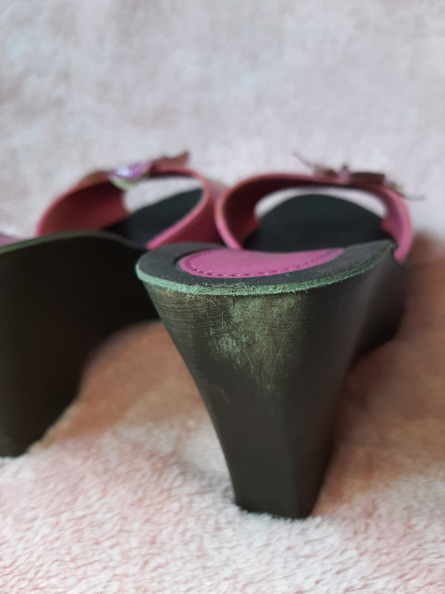 Mules à plateforme marron et fleur rose