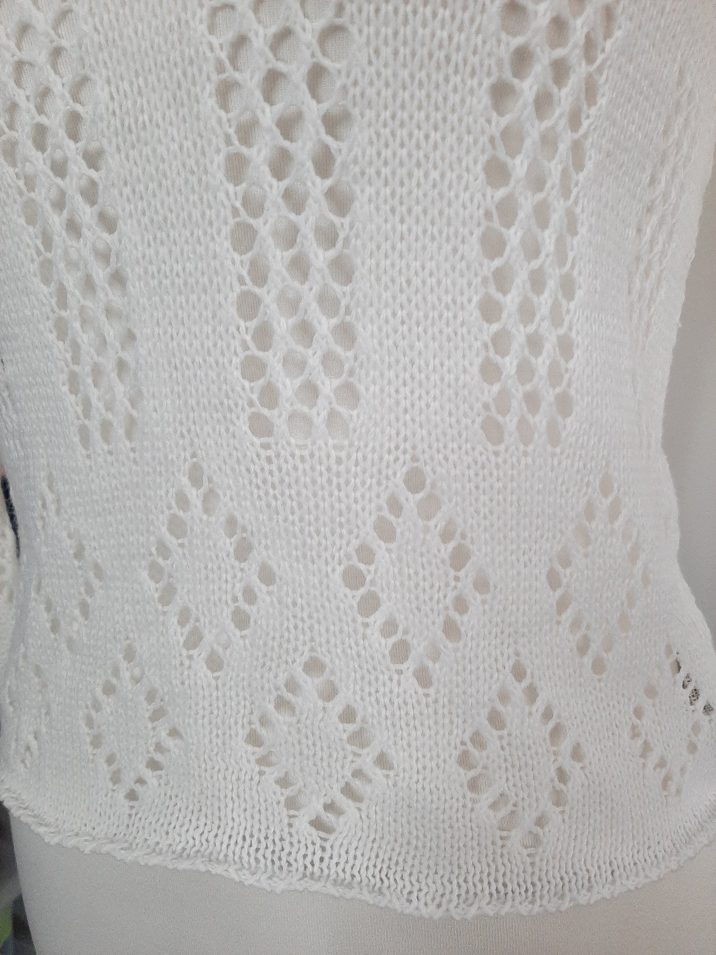 Pull fin blanc à trou