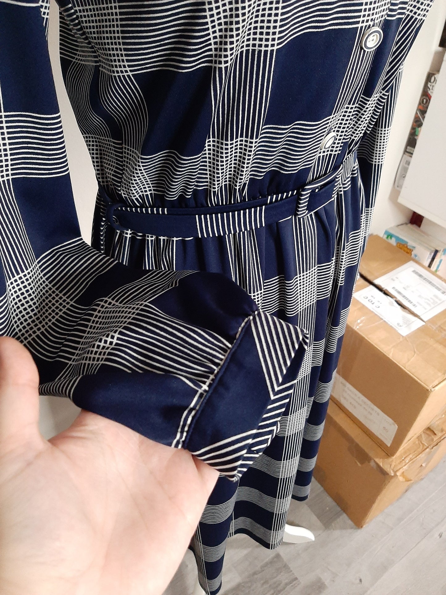 Robe à carreaux bleu marine et blanc avec sa ceinture