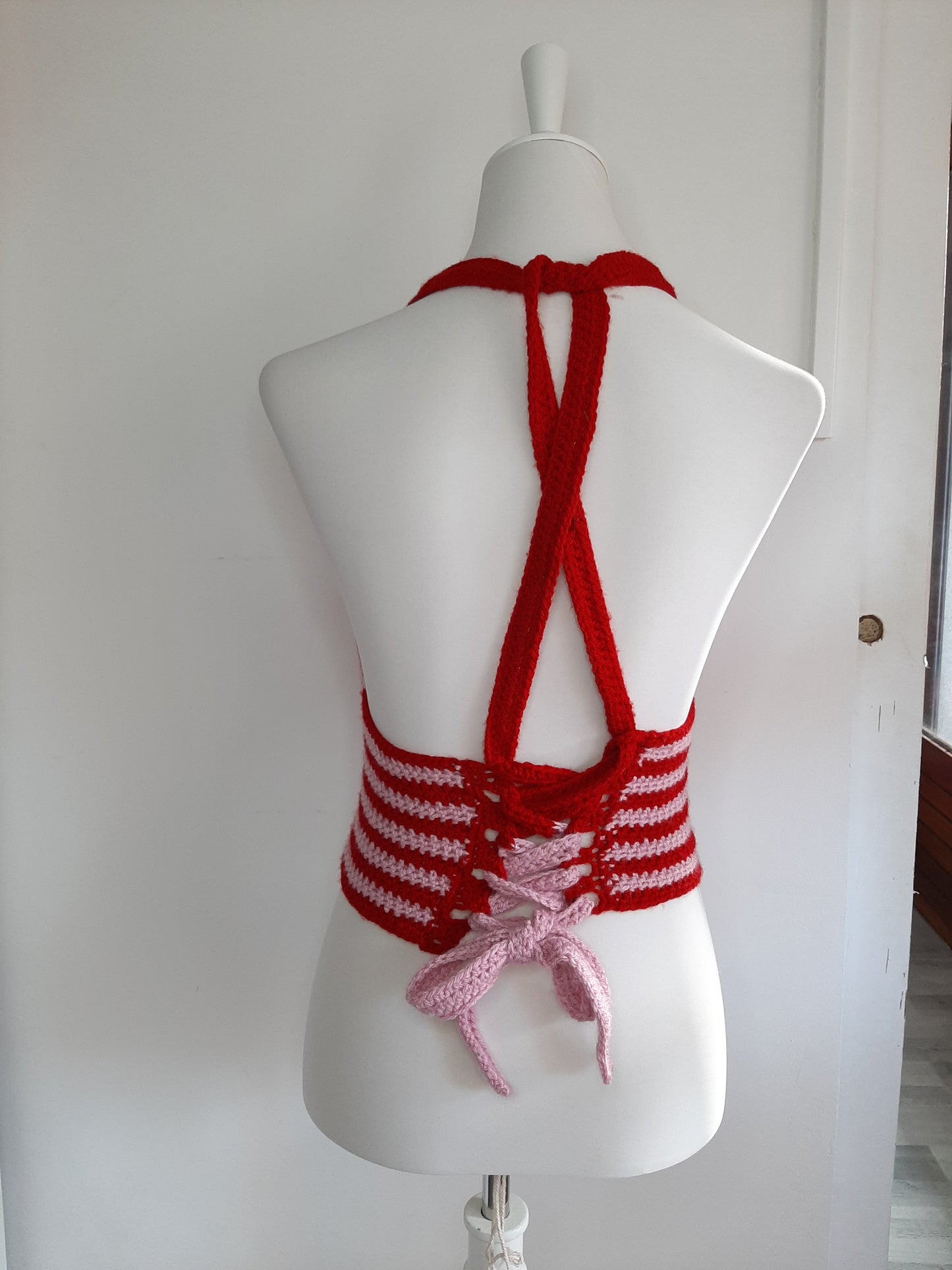 Top en crochet rouge et rose