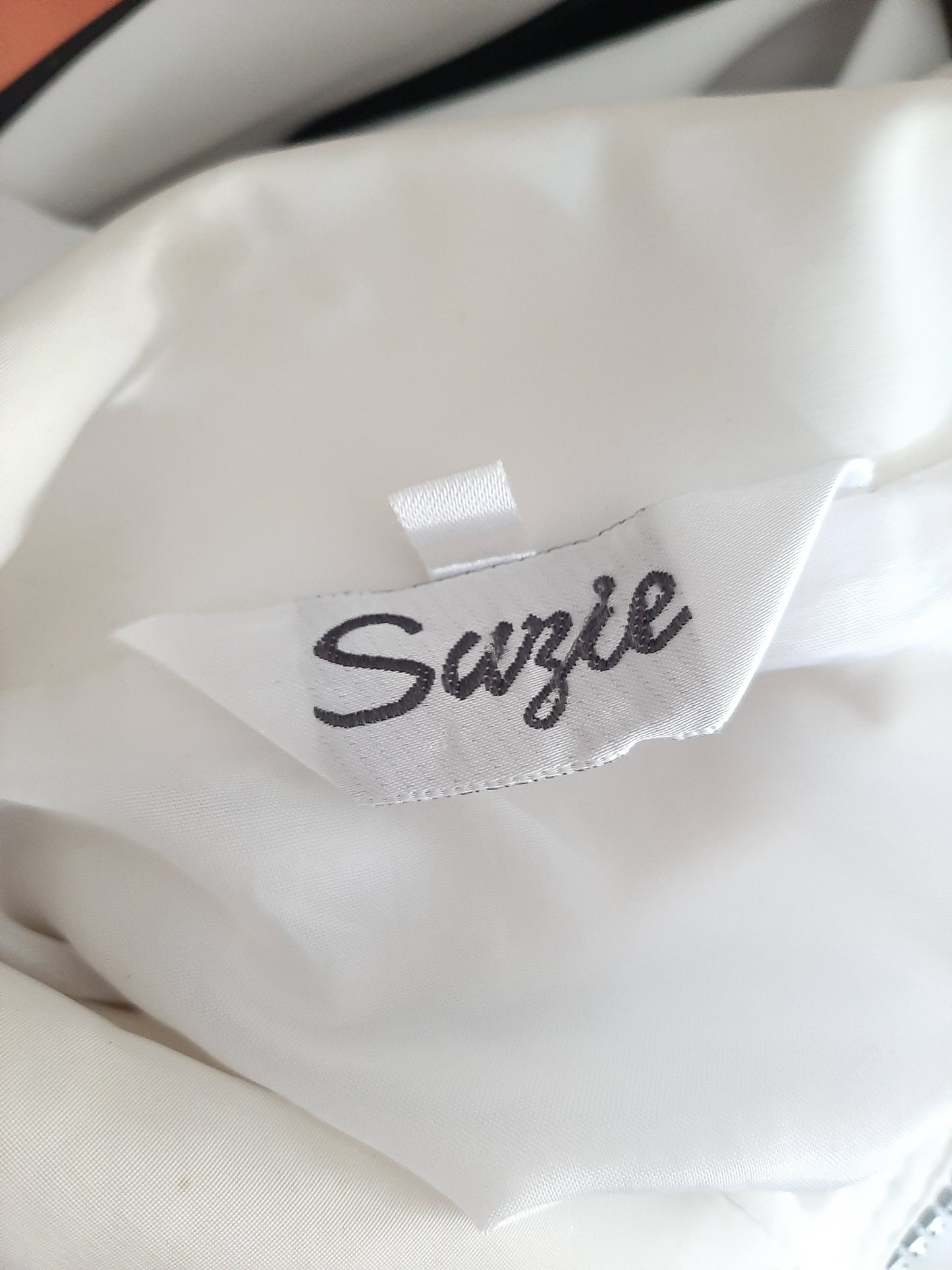 Veste imperméable blanc et noir