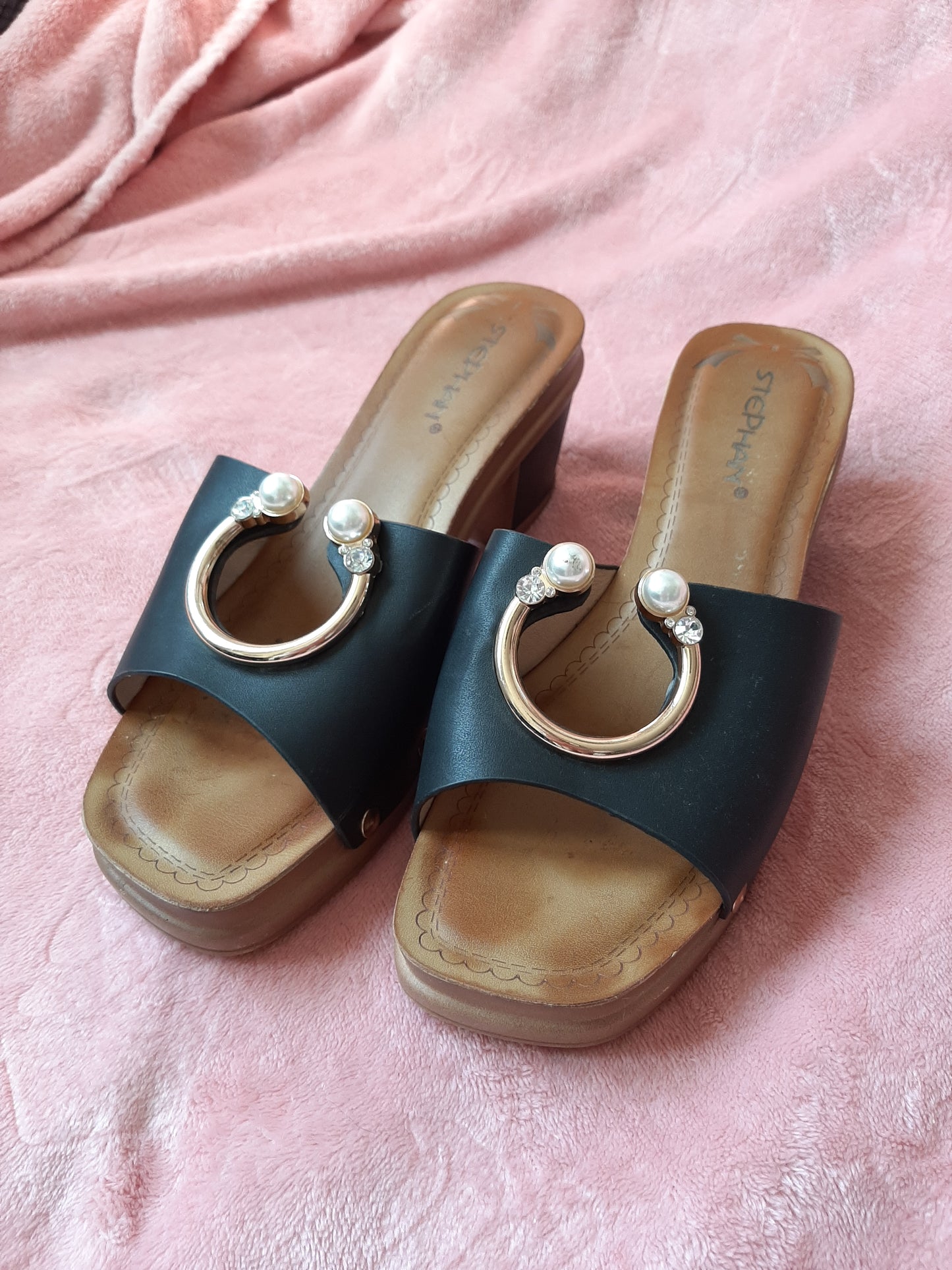 Mules marron et noir avec bijoux