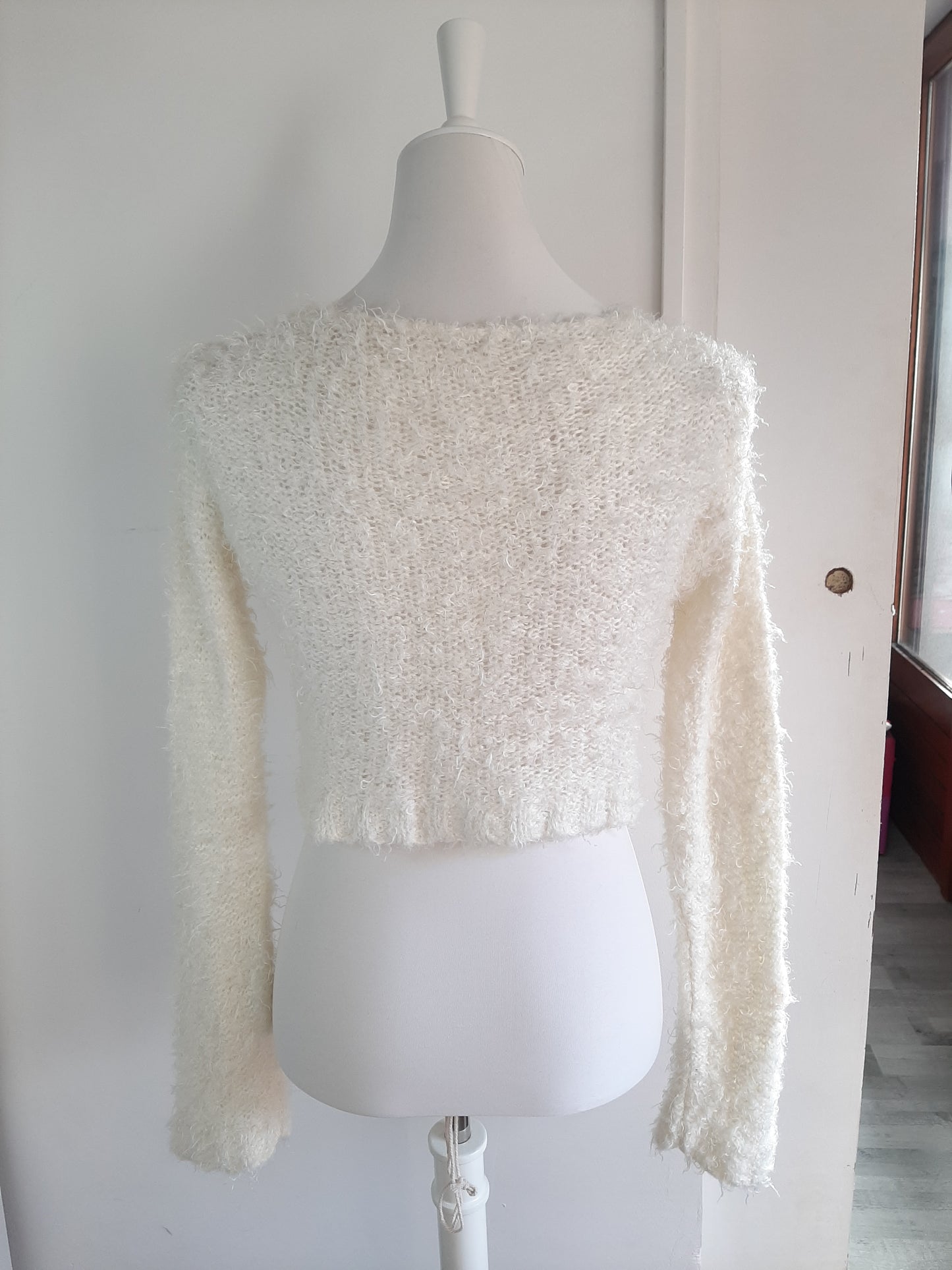 Pull blanc tout doux avec boucle ceinture