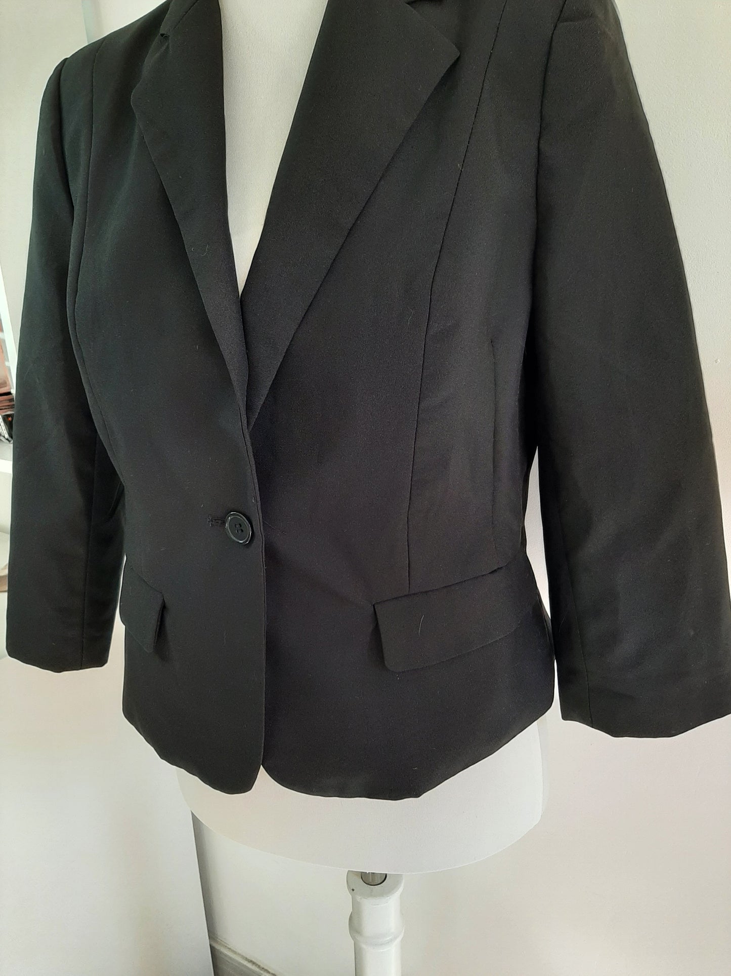 Blazer noir et intérieur violet