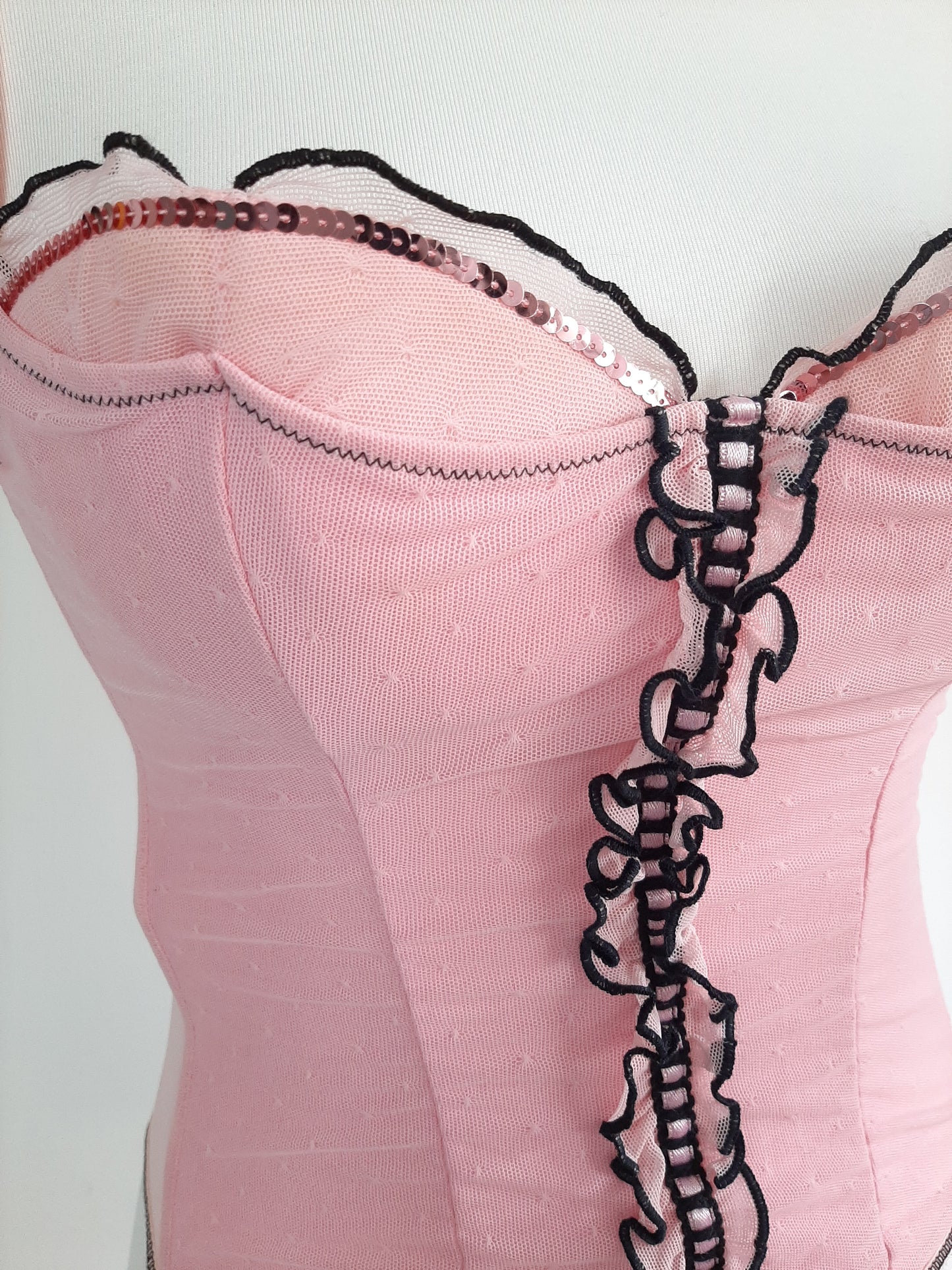 Corset rose et noir avec froufrou