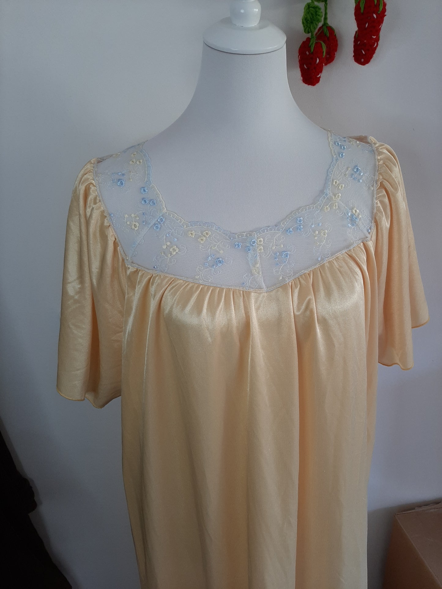 Longue robe de nuit jaune et broderie fleuri