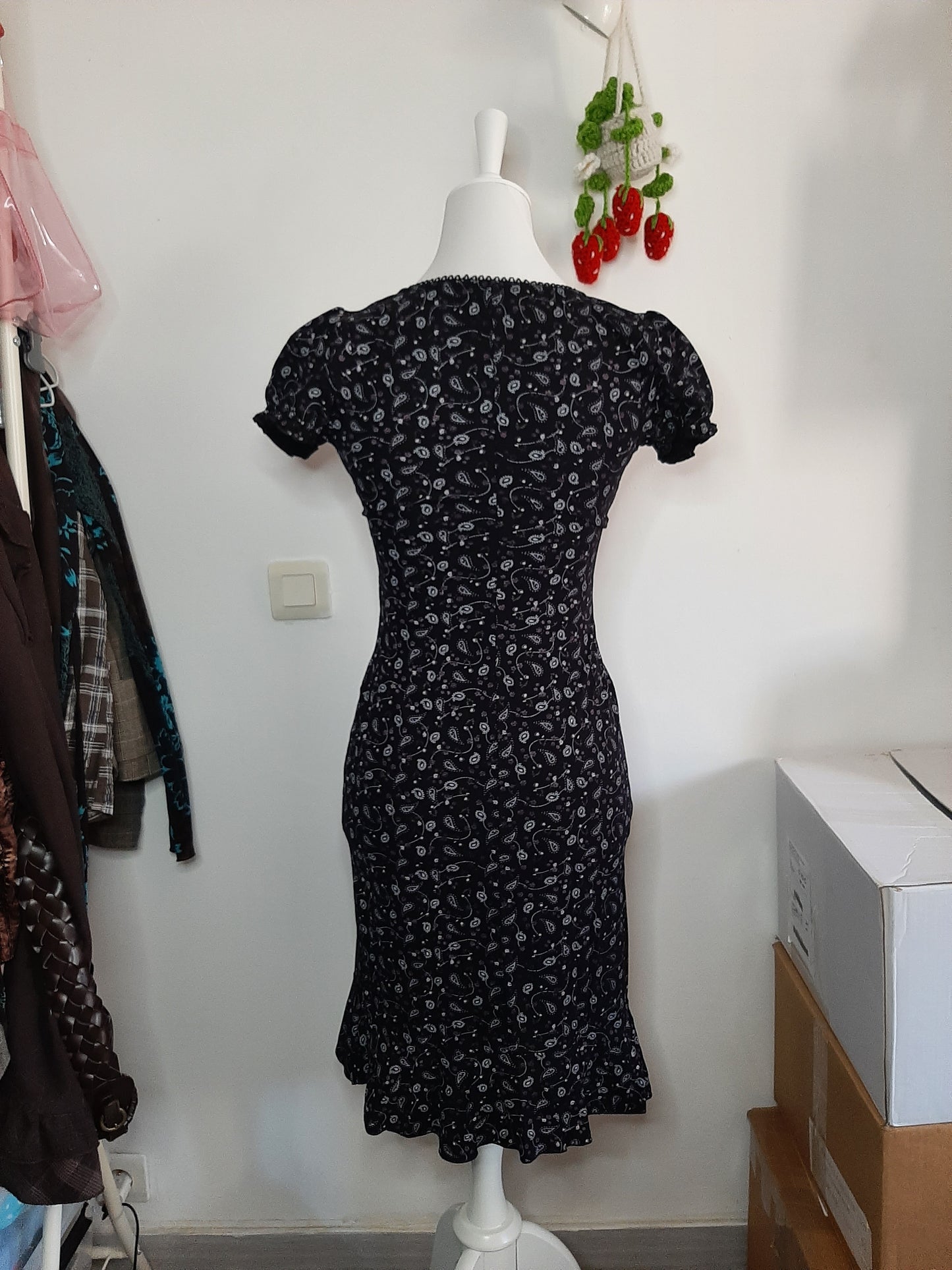 Robe noir motif fleuri rose