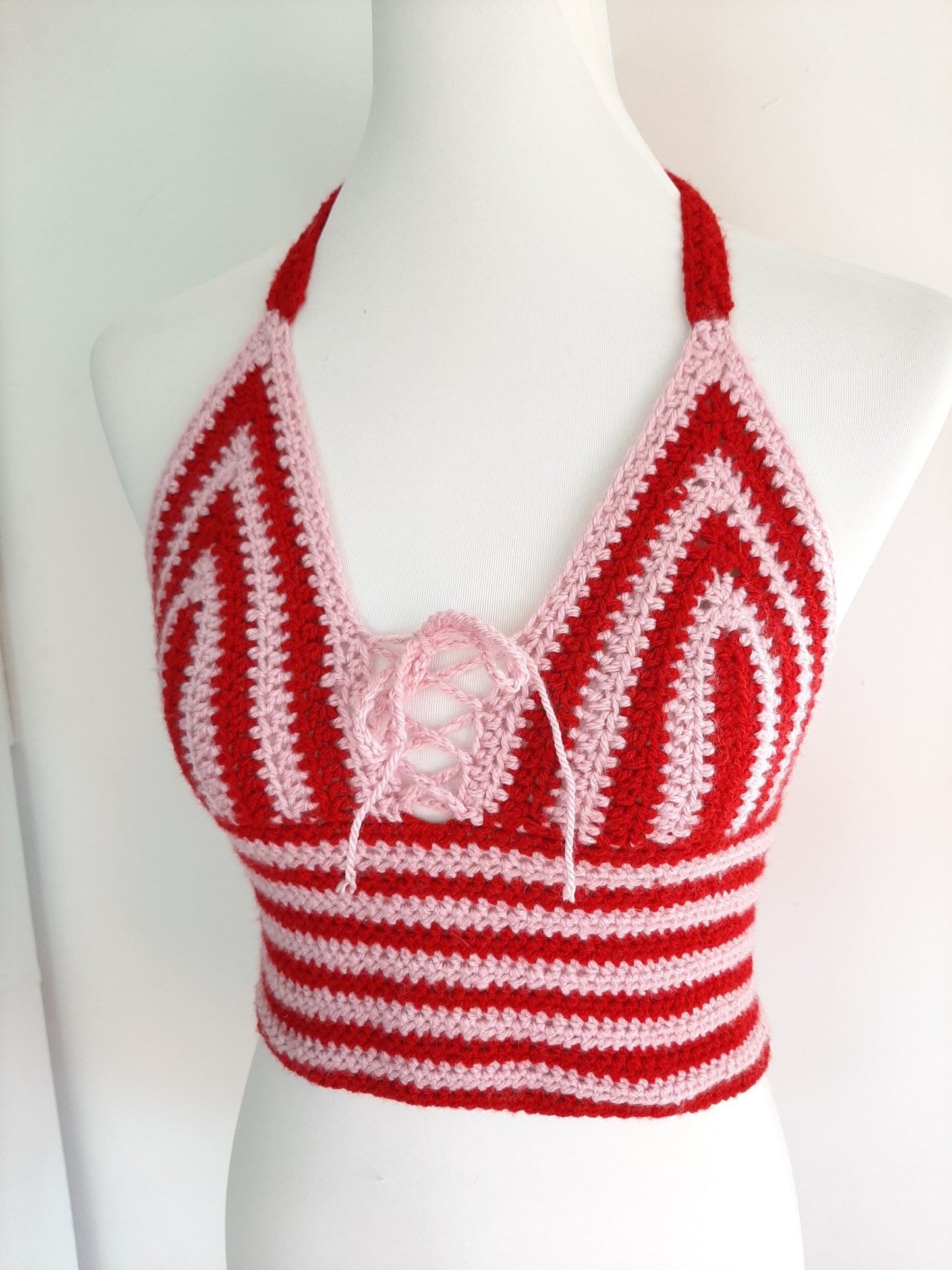 Top en crochet rouge et rose