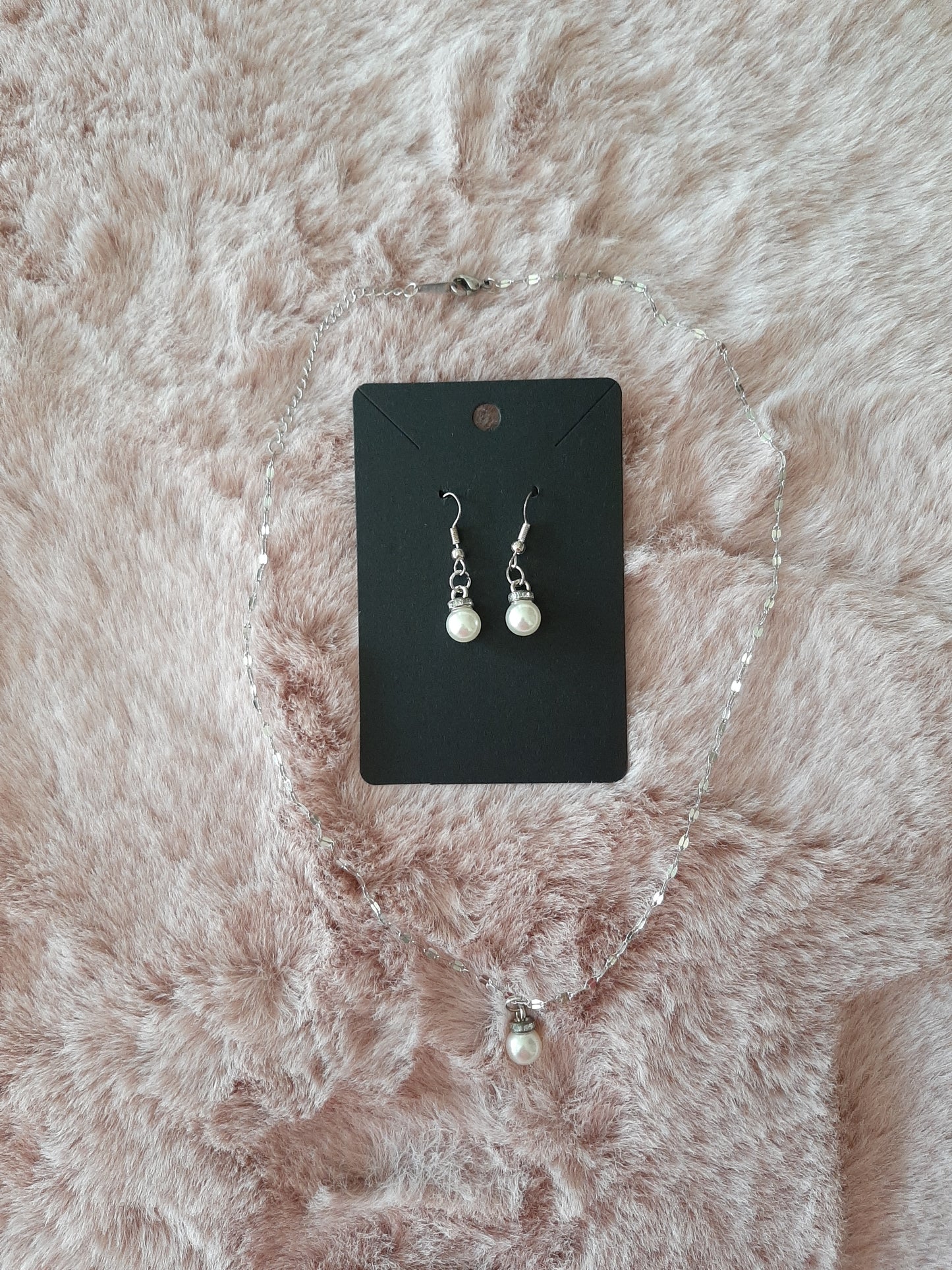 Ensemble bijoux collier et boucles d'oreilles perle