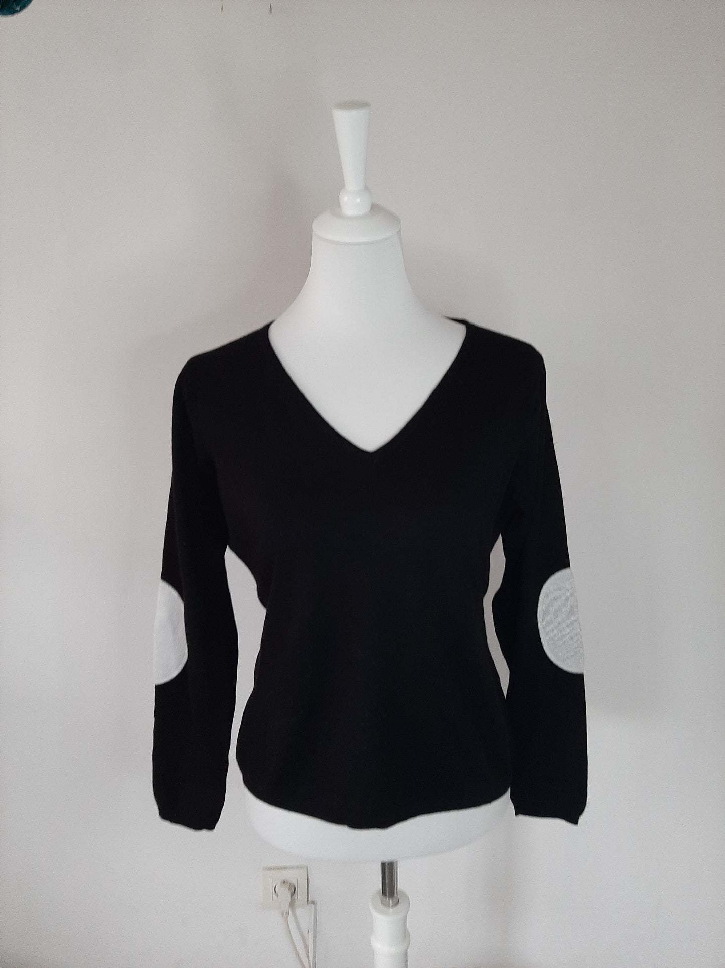 Pull fin noir avec broderie étoile