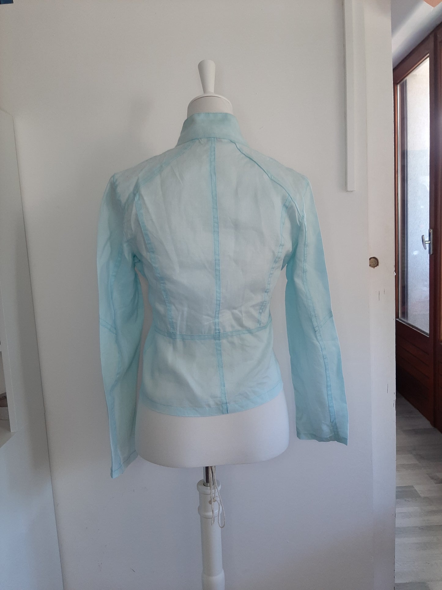 Veste légère bleu clair et sa fermeture éclair