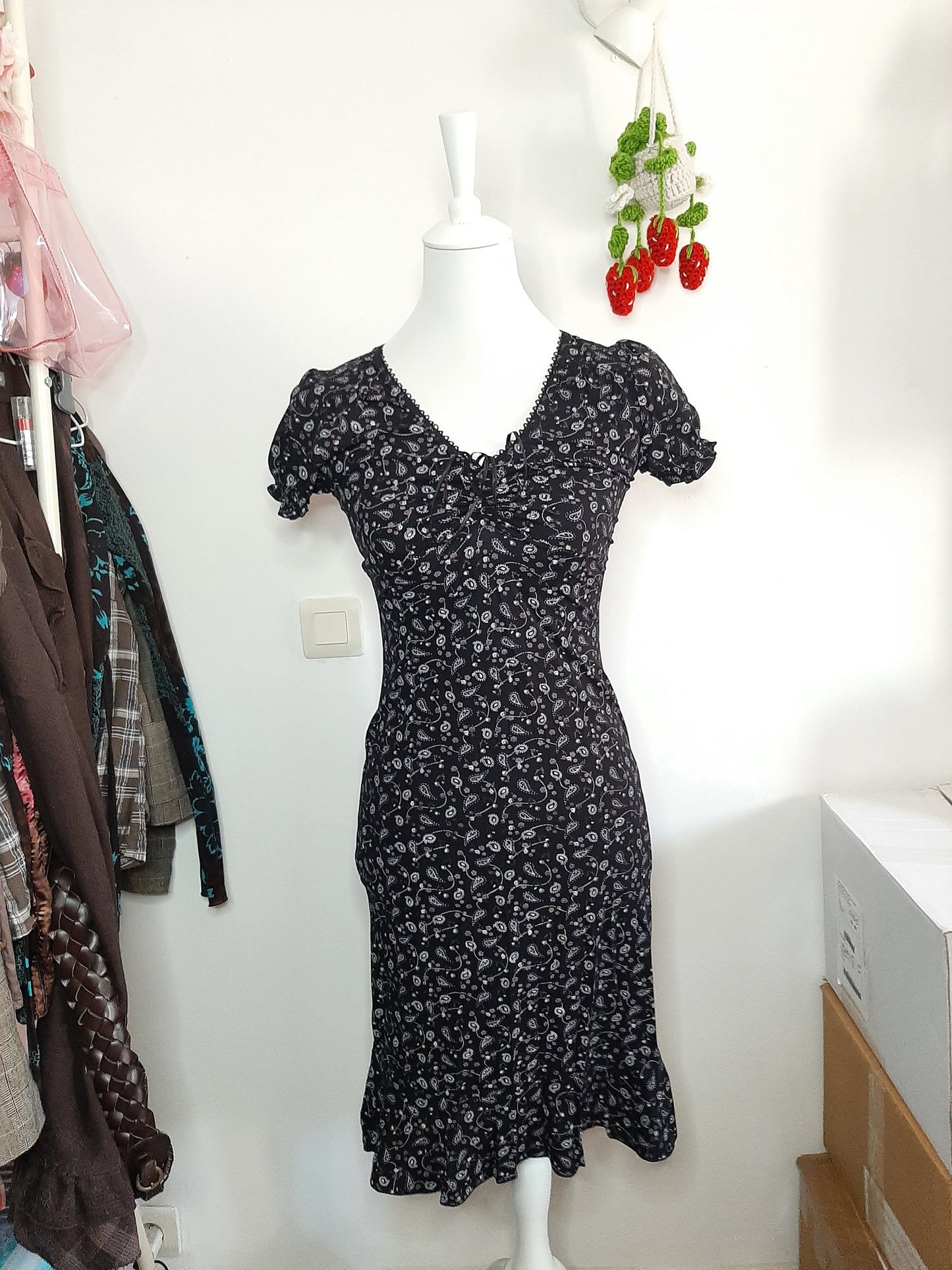 Robe noir motif fleuri rose