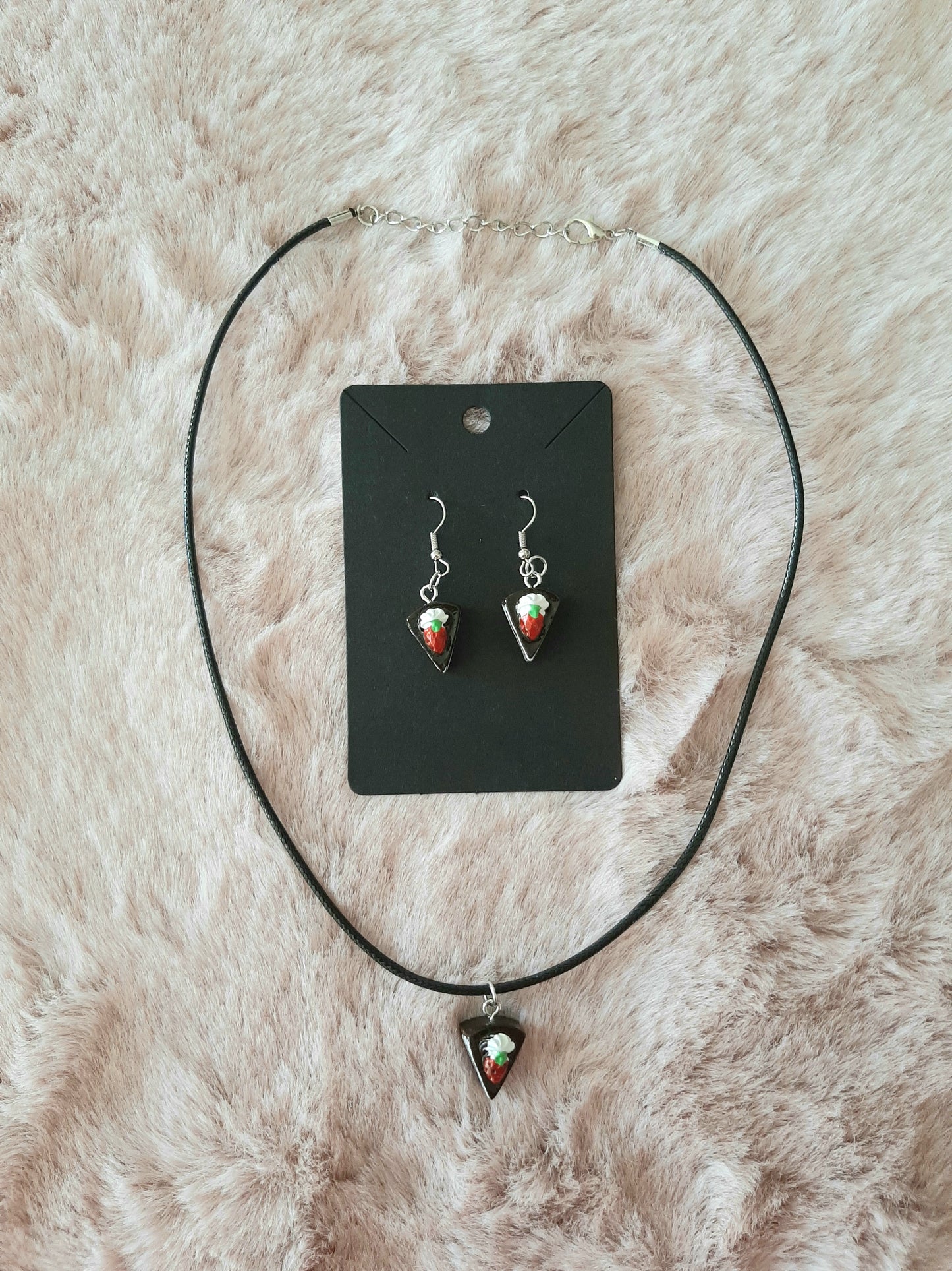 Ensemble bijoux Collier et boucles d'oreilles gâteau